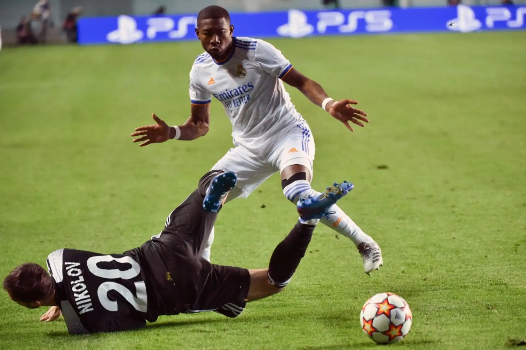El centrocampista del Sheriff, Boban Nikolov, y el defensor austríaco del Real Madrid, David Alaba, compiten por el balón durante el partido de fútbol de la Liga de Campeones de la UEFA entre el Sheriff y el Real Madrid en el Sheriff Stadium de Tiraspol el 24 de noviembre de 2021. Foto: AFP