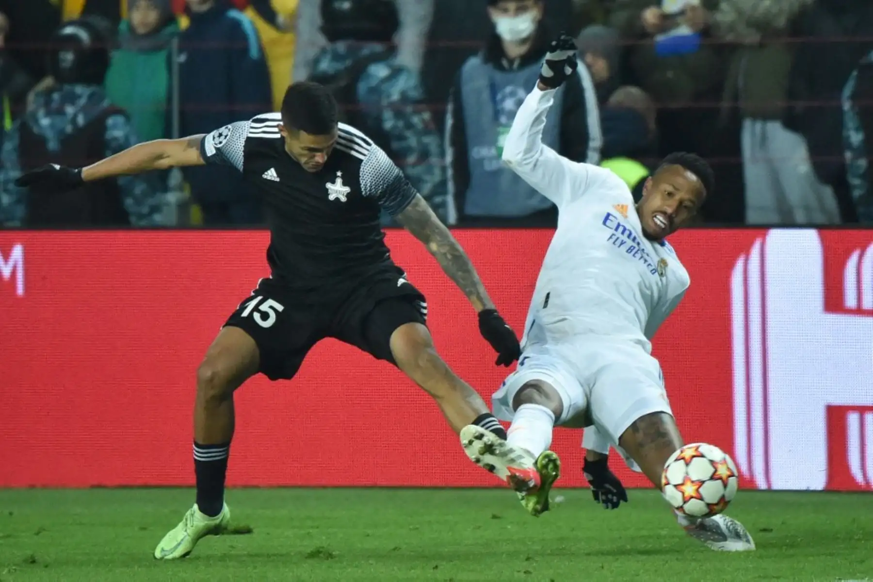 El defensor brasileño del Sheriff, Cristiano da Silva Leite y el defensor brasileño del Real Madrid Eder Militao disputan el balón durante el partido de fútbol de la Liga de Campeones de la UEFA entre el Sheriff y el Real Madrid en el Sheriff Stadium de Tiraspol el 24 de noviembre de 2021. Foto: AFP