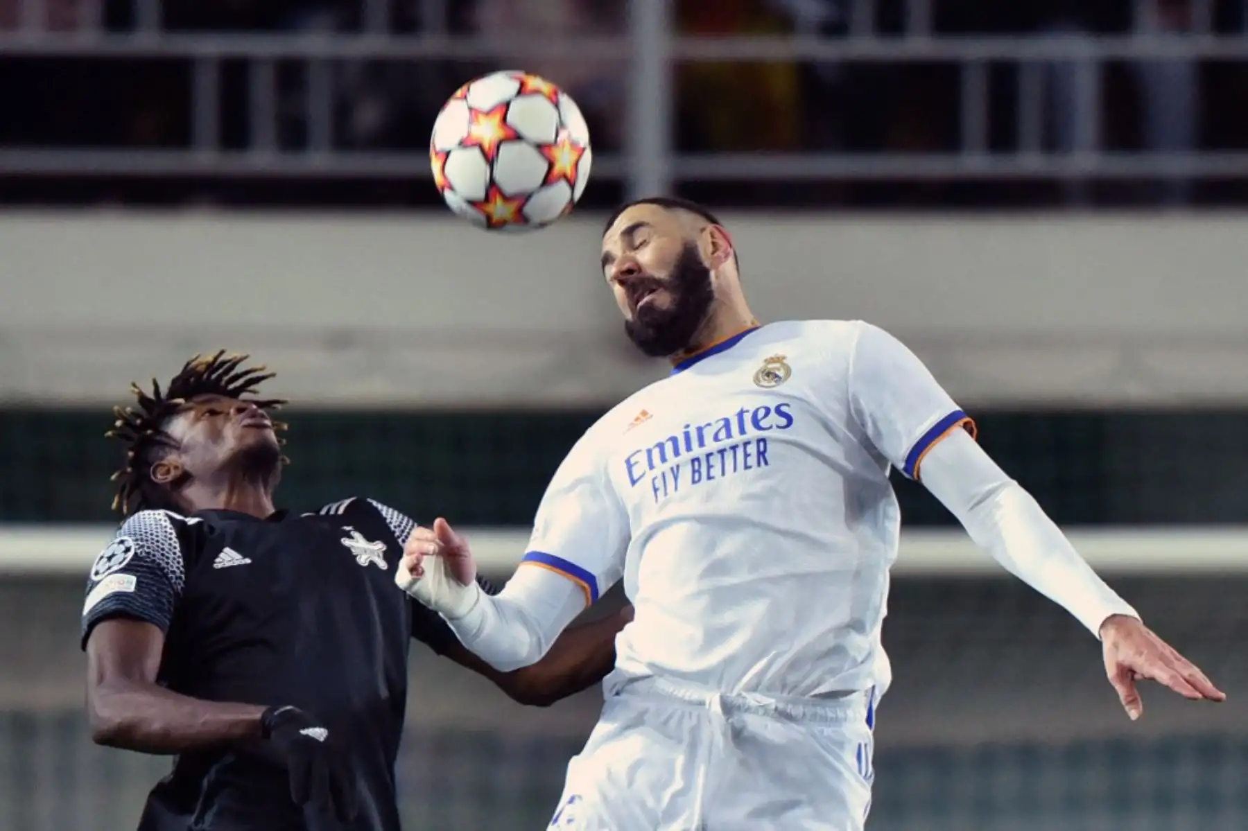 El mediocampista ghanés del Sheriff Edmund Addo y el delantero francés del Real Madrid Karim Benzema compiten por el balón durante el partido de fútbol de la Liga de Campeones de la UEFA entre el Sheriff y el Real Madrid en el Sheriff Stadium de Tiraspol el 24 de noviembre de 2021. Foto: AFP