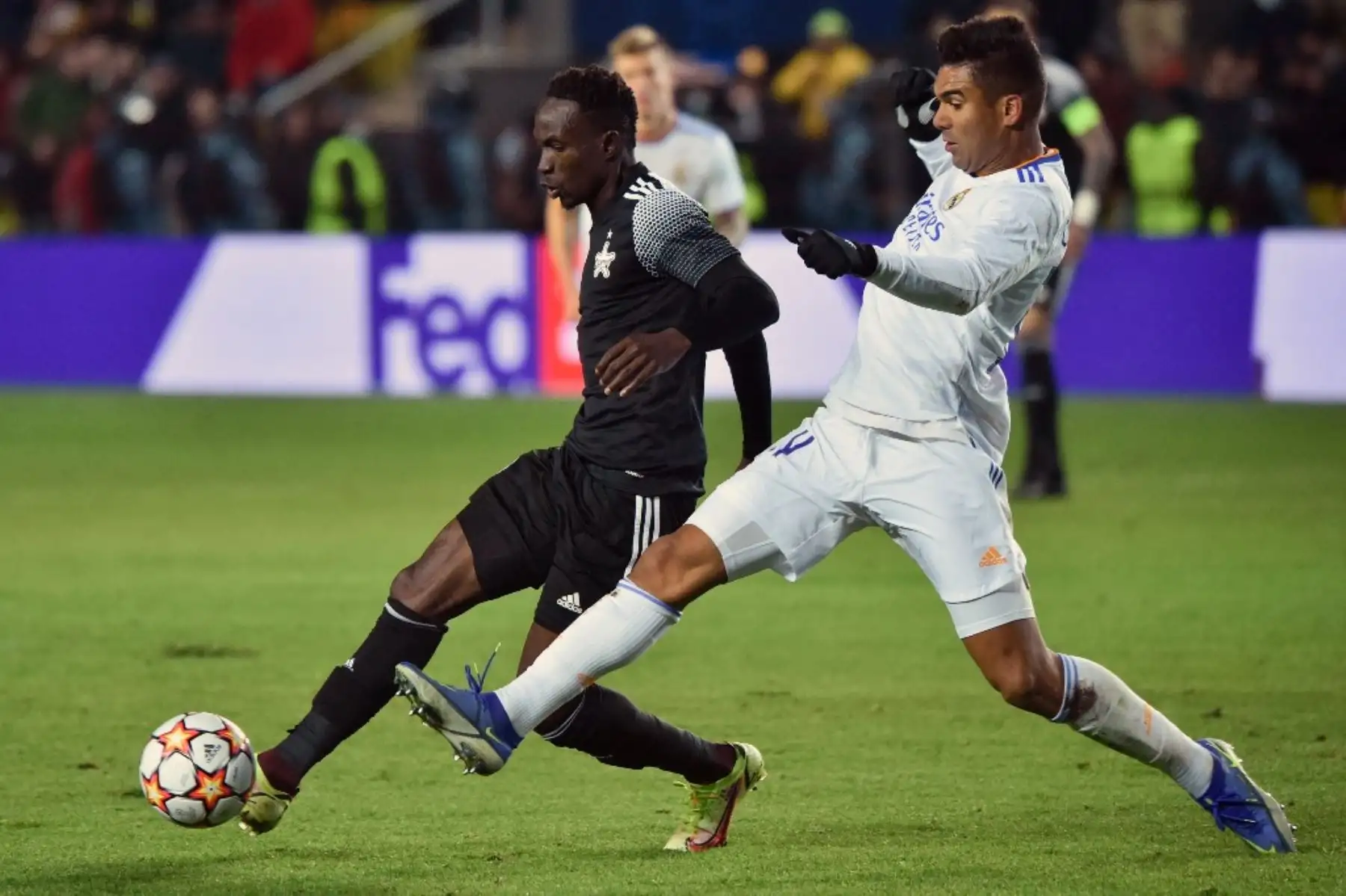 El delantero maliense del Sheriff Adama Traore y el mediocampista brasileño del Real Madrid Casemiro compiten por el balón durante el partido de fútbol de la Liga de Campeones de la UEFA entre el Sheriff y el Real Madrid en el Sheriff Stadium de Tiraspol el 24 de noviembre de 2021. Foto: AFP