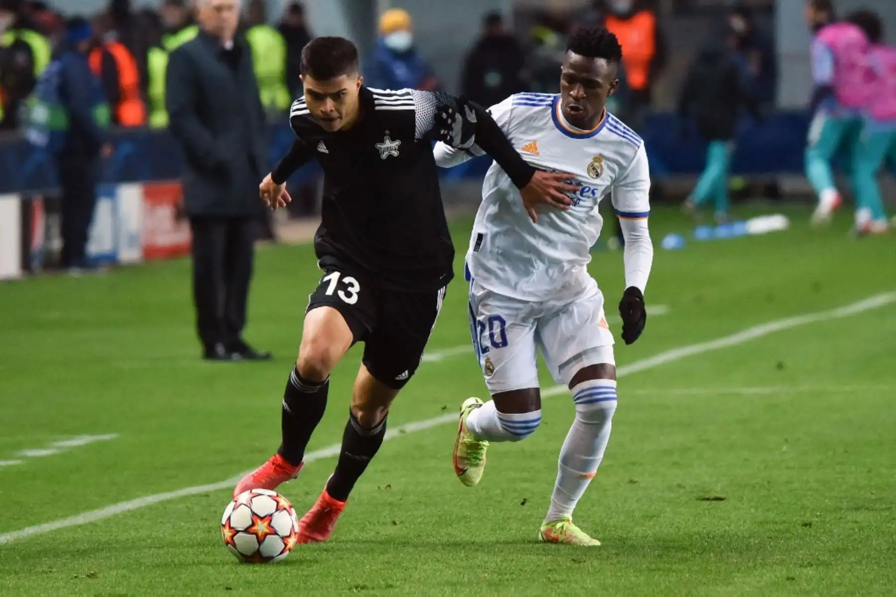 El defensor italiano del Sheriff Fernando Costanza Peixoto y el delantero brasileño del Real Madrid Vinicius Junior disputan el balón durante el partido de fútbol de la Liga de Campeones de la UEFA entre el Sheriff y el Real Madrid en el Sheriff Stadium de Tiraspol el 24 de noviembre de 2021. Foto: AFP