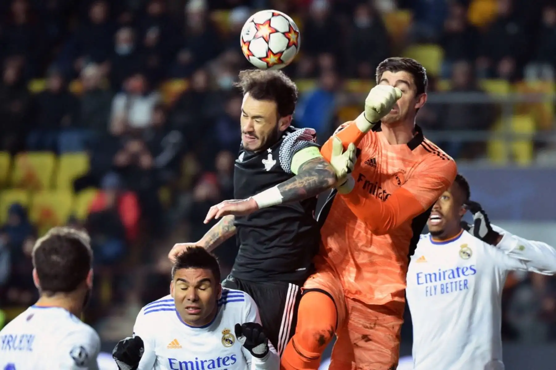 El defensor peruano del alguacil Gustavo Dulanto y el portero belga del Real Madrid Thibaut Courtois en acción durante el partido de fútbol de la Liga de Campeones de la UEFA entre el Sheriff y el Real Madrid en el Sheriff Stadium de Tiraspol el 24 de noviembre de 2021. Foto: AFP