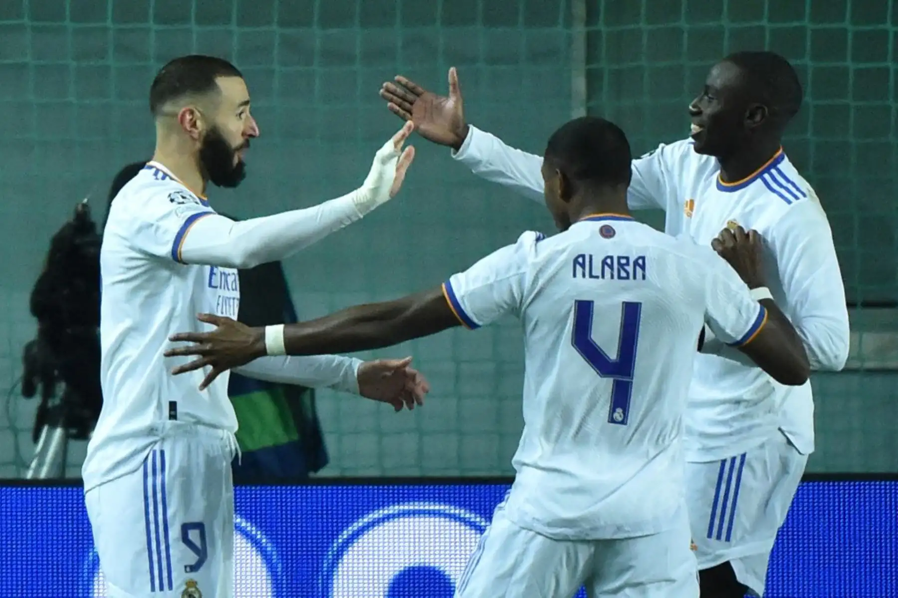 El delantero francés del Real Madrid, Karim Benzema, celebra tras anotar su tercer gol durante el partido de fútbol de la UEFA Champions League entre el Sheriff y el Real Madrid en el Sheriff Stadium de Tiraspol el 24 de noviembre de 2021. Foto: AFP