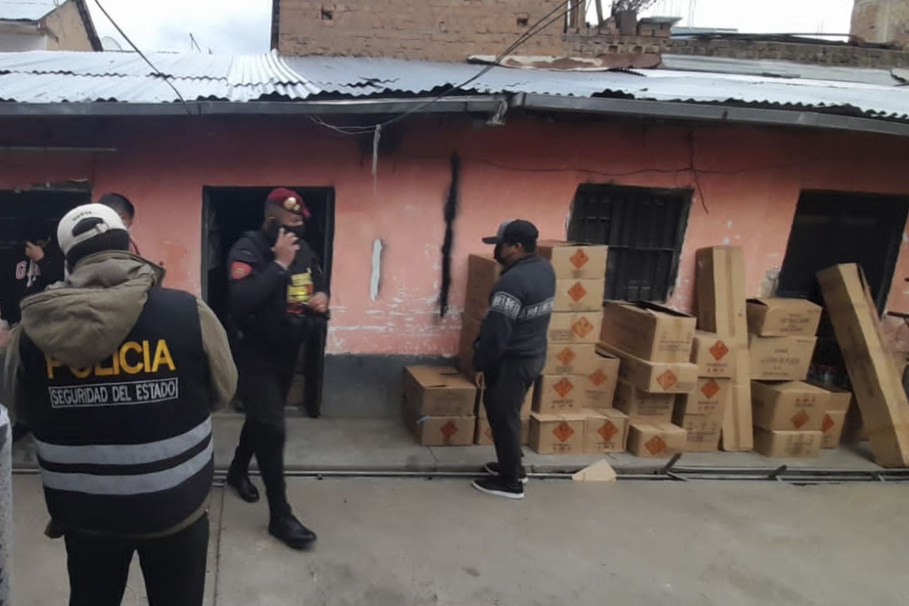 La vivienda, ubicada en el jirón Atahualpa 215, Cercado de Huancayo, había sido convertido en almacén clandestino de artefactos pirotécnicos. Foto: ANDINA/difusión.