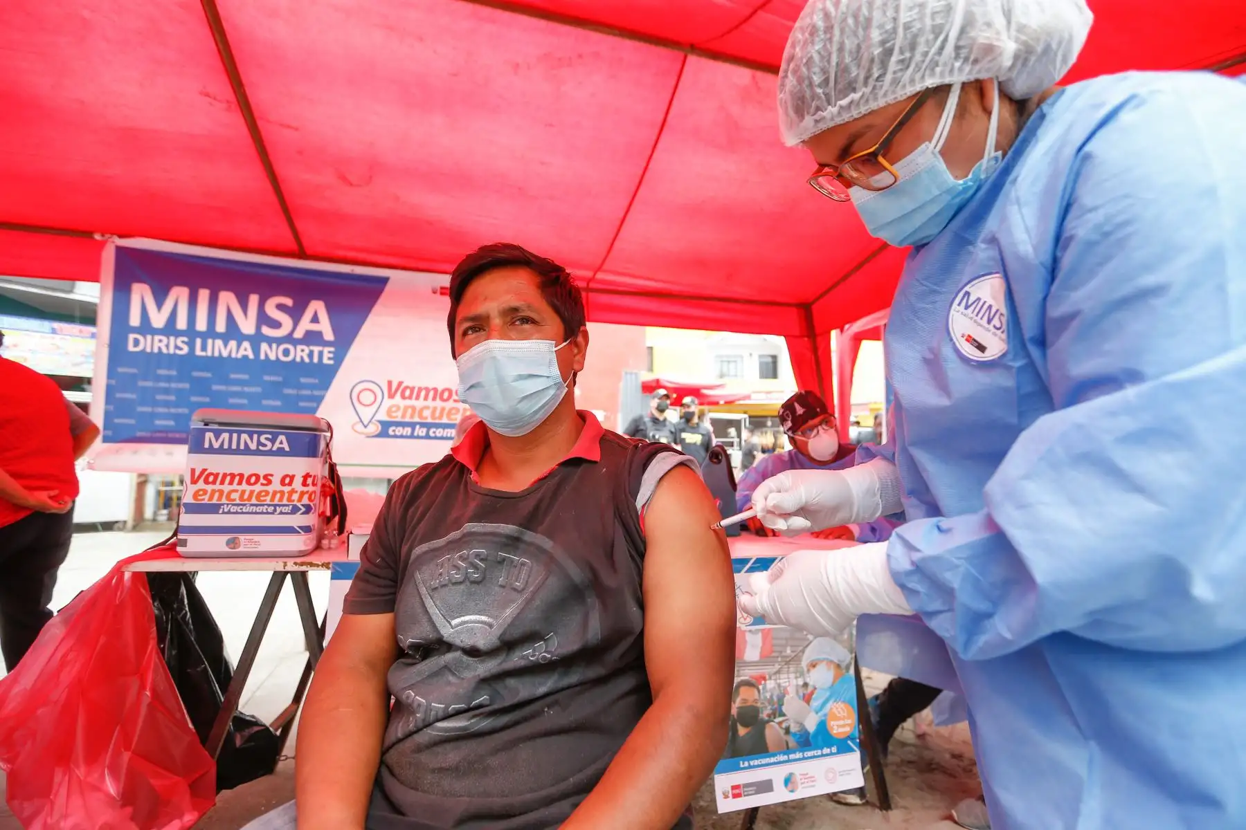 Vecinos del mercado de Caquetá recibieron a las brigadas de salud que aplicaron vacunas contra la covid-19, pruebas moleculares de descarte y vacunación contra influenza y neumococo en San Martín de Porres. Foto: Minsa
