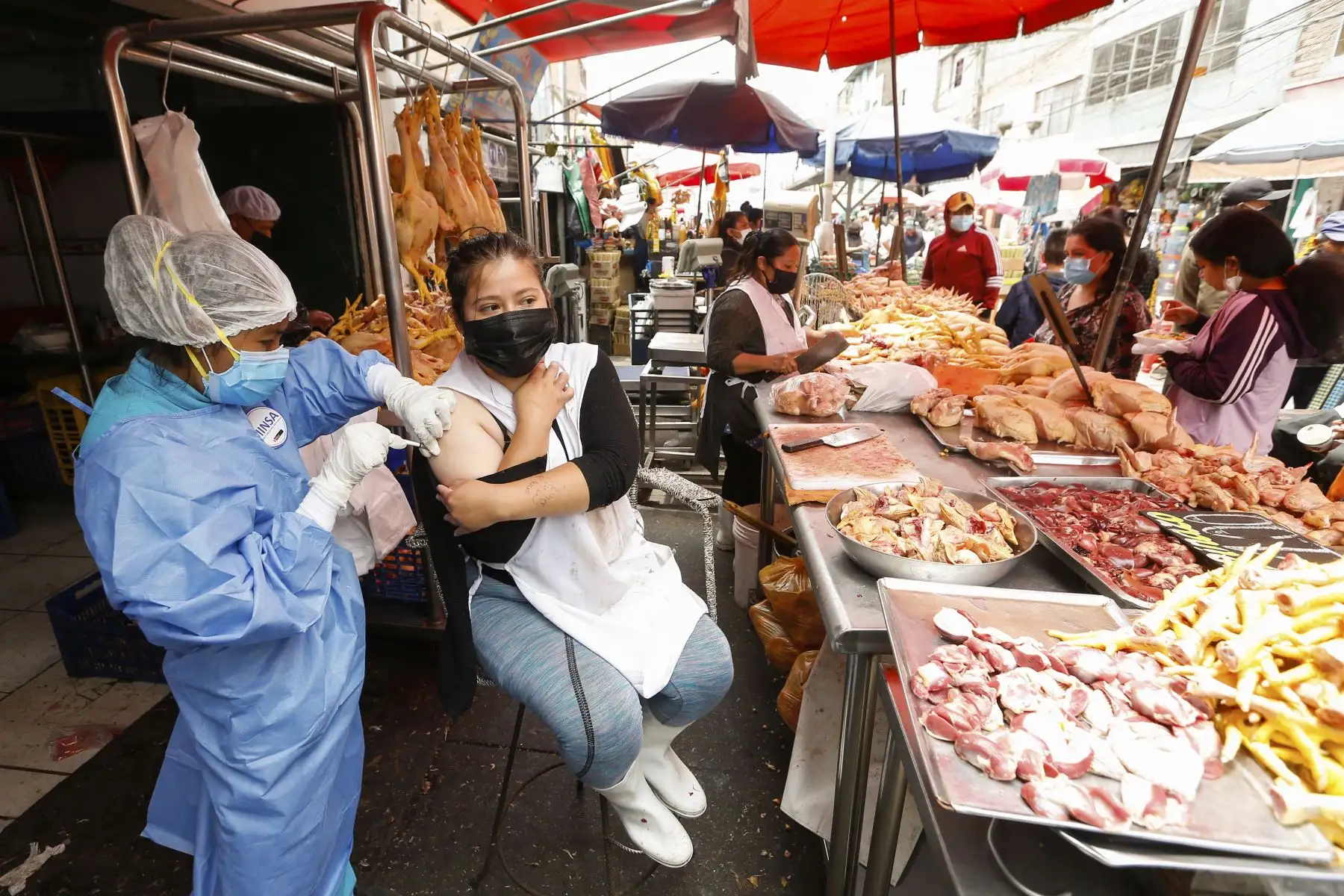 Vecinos del mercado de Caquetá recibieron a las brigadas de salud que aplicaron vacunas contra la covid-19, pruebas moleculares de descarte y vacunación contra influenza y neumococo en San Martín de Porres. Foto: Minsa