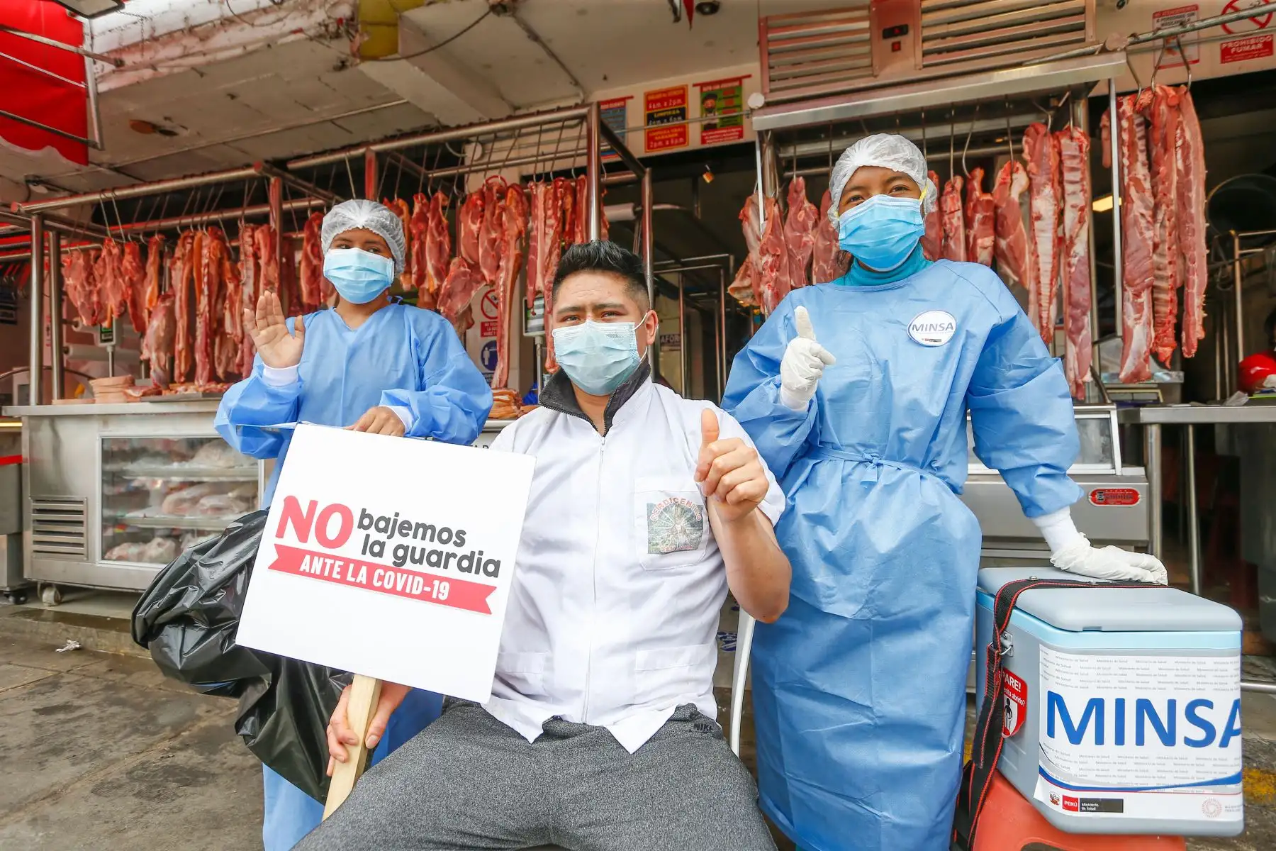 Vecinos del mercado de Caquetá recibieron a las brigadas de salud que aplicaron vacunas contra la covid-19, pruebas moleculares de descarte y vacunación contra influenza y neumococo en San Martín de Porres. Foto: Minsa