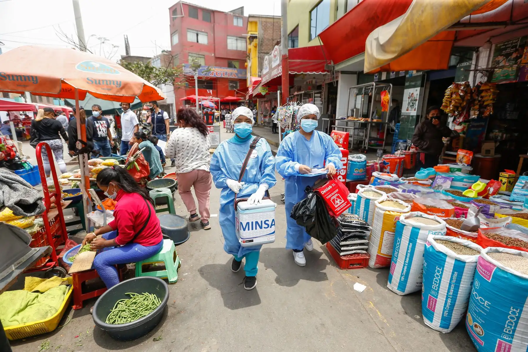 Vecinos del mercado de Caquetá recibieron a las brigadas de salud que aplicaron vacunas contra la covid-19, pruebas moleculares de descarte y vacunación contra influenza y neumococo en San Martín de Porres. Foto: Minsa