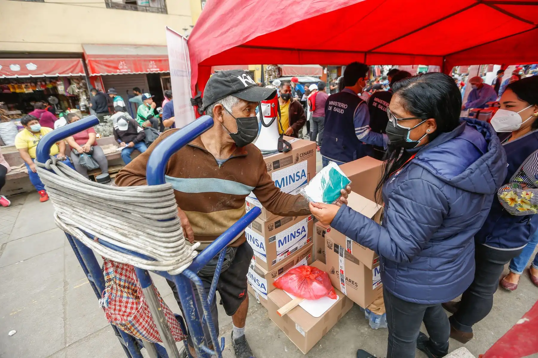 Vecinos del mercado de Caquetá recibieron a las brigadas de salud que aplicaron vacunas contra la covid-19, pruebas moleculares de descarte y vacunación contra influenza y neumococo en San Martín de Porres. Foto: Minsa