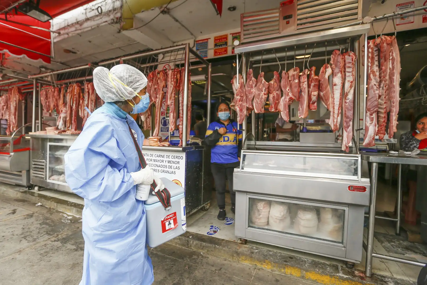 Vecinos del mercado de Caquetá recibieron a las brigadas de salud que aplicaron vacunas contra la covid-19, pruebas moleculares de descarte y vacunación contra influenza y neumococo en San Martín de Porres. Foto: Minsa