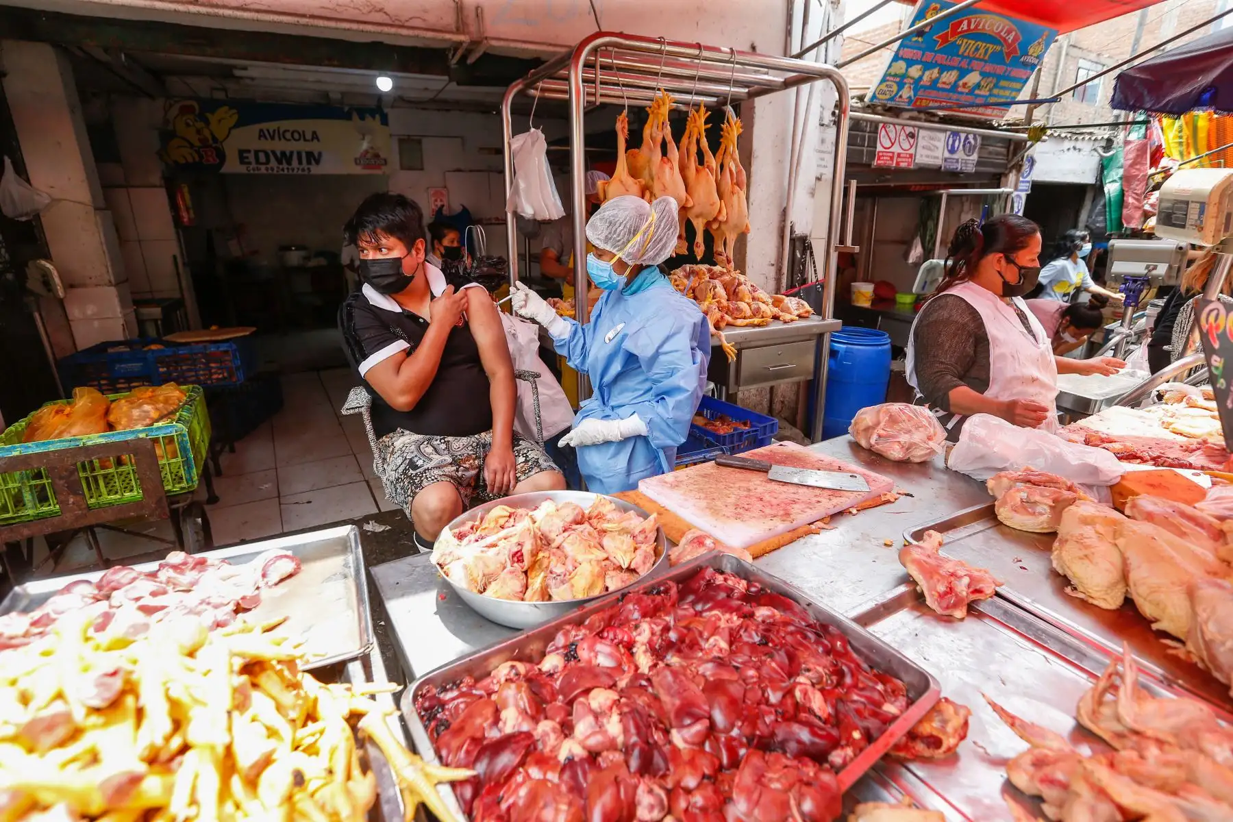 Vecinos del mercado de Caquetá recibieron a las brigadas de salud que aplicaron vacunas contra la covid-19, pruebas moleculares de descarte y vacunación contra influenza y neumococo en San Martín de Porres. Foto: Minsa