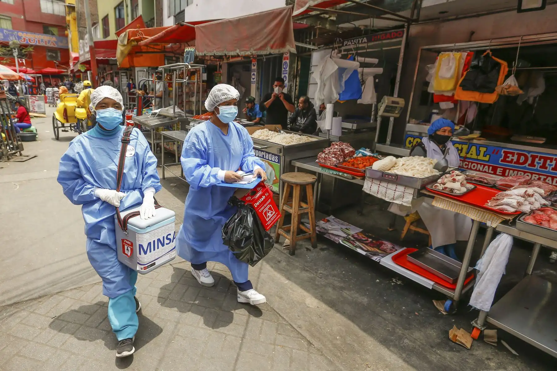 Vecinos del mercado de Caquetá recibieron a las brigadas de salud que aplicaron vacunas contra la covid-19, pruebas moleculares de descarte y vacunación contra influenza y neumococo en San Martín de Porres. Foto: Minsa