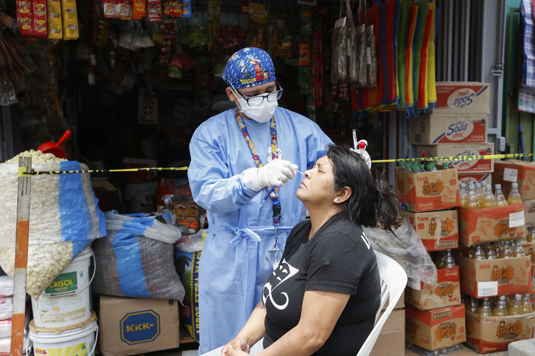 Vecinos del mercado de Caquetá recibieron a las brigadas de salud que aplicaron vacunas contra la covid-19, pruebas moleculares de descarte y vacunación contra influenza y neumococo en San Martín de Porres. Foto: Minsa