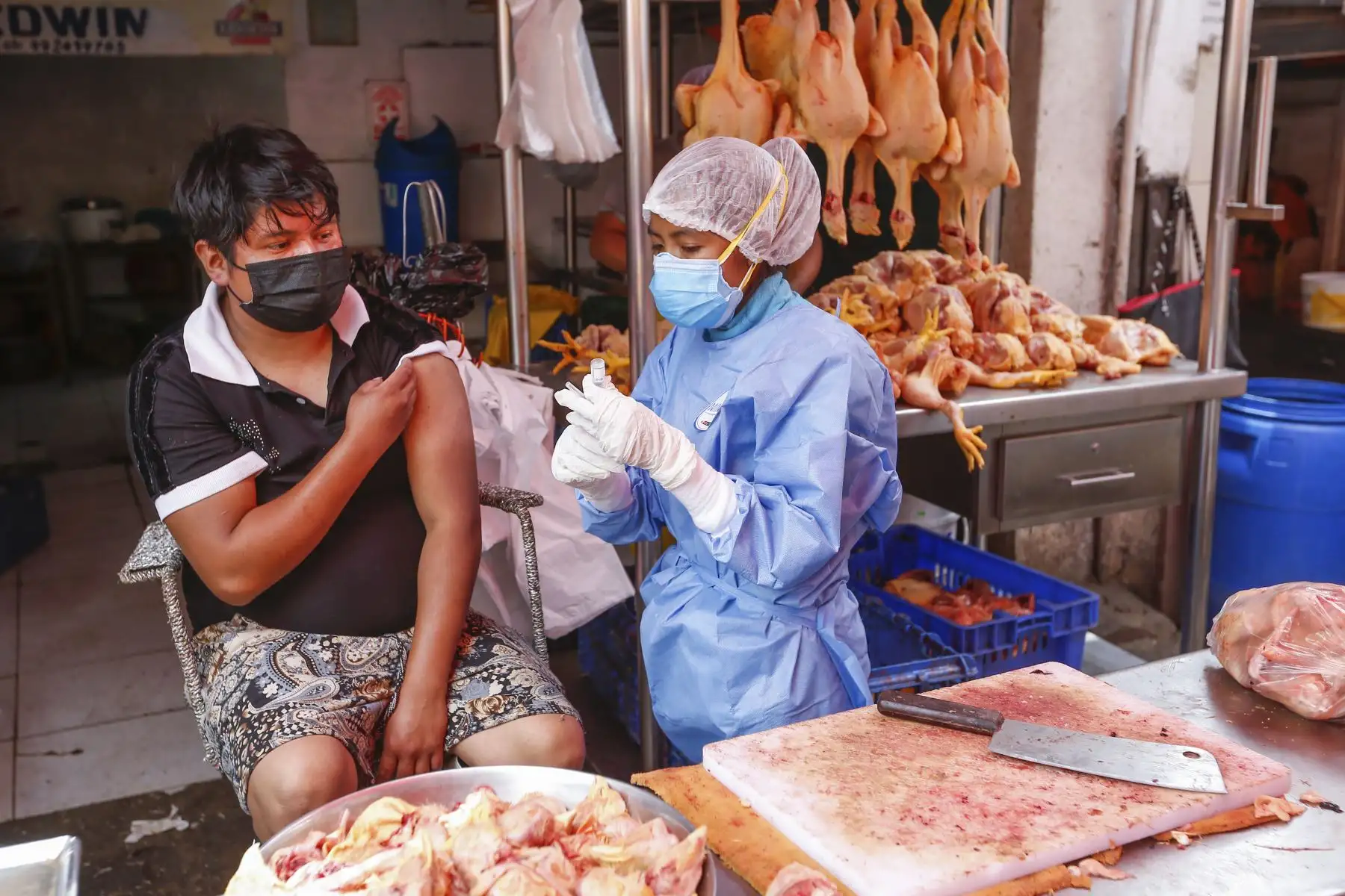 Vecinos del mercado de Caquetá recibieron a las brigadas de salud que aplicaron vacunas contra la covid-19, pruebas moleculares de descarte y vacunación contra influenza y neumococo en San Martín de Porres. Foto: Minsa