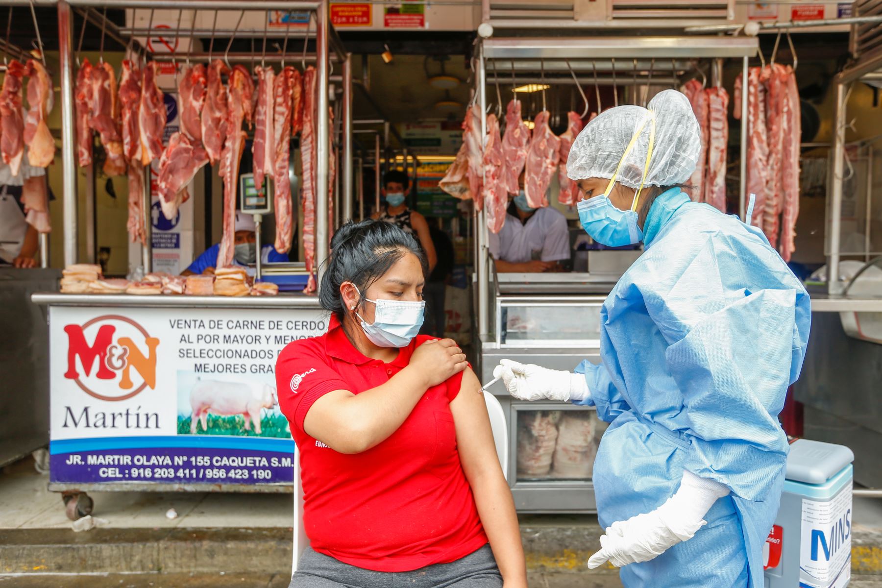 Vecinos del mercado de Caquetá recibieron a las brigadas de salud que aplicaron vacunas contra la covid-19, pruebas moleculares de descarte y vacunación contra influenza y neumococo en San Martín de Porres. Foto: Minsa