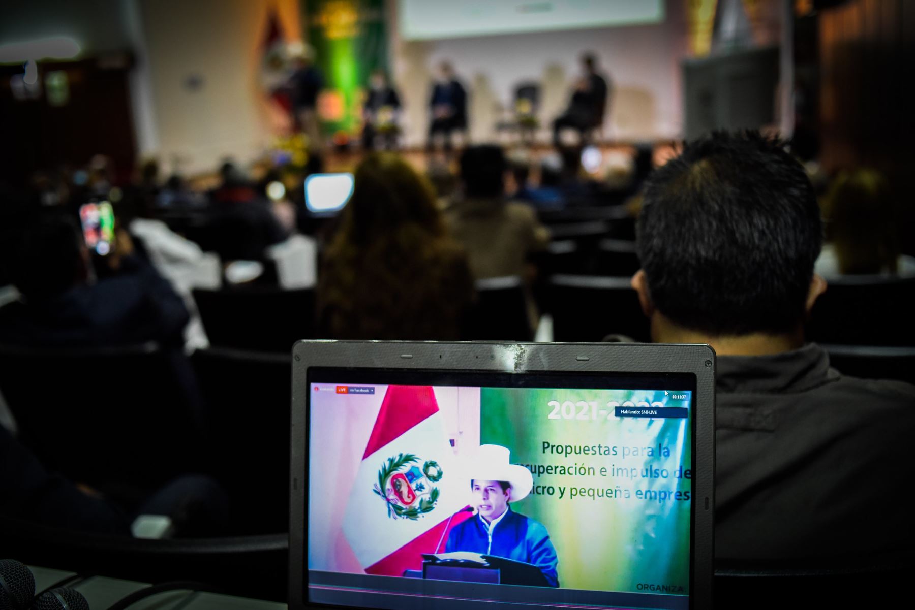 El presidente Pedro Castillo, participa de la Semana de la Micro y Pequeña Empresa 2021-2022, organizada por la Sociedad Nacional de Industrias y la Plataforma Nacional de Gremios MIPYMES. Foto: ANDINA/Prensa Presidencia
