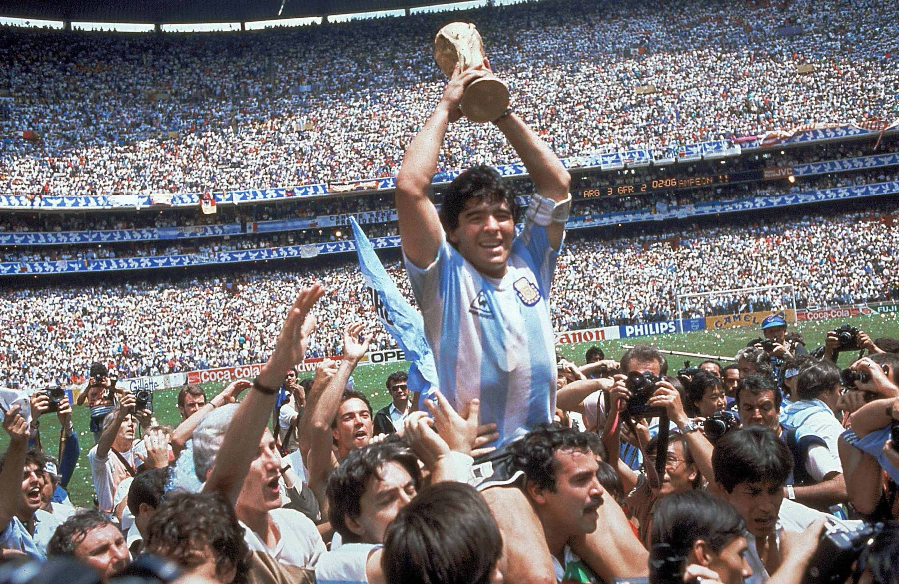 Diego Maradona, levanta la Copa del Mundo en México 1986. Foto: AFP