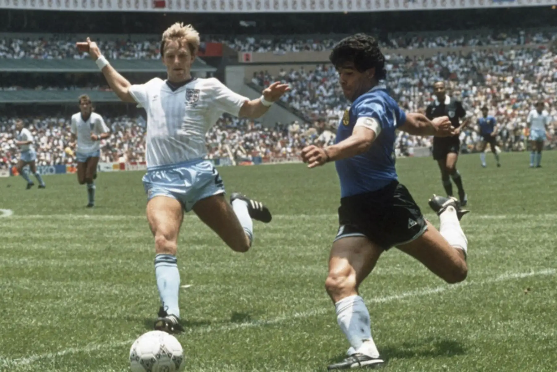 Diego Maradona realiza una jugada ante Inglaterra en un encuentro por el mundial México 86. Foto: AFP