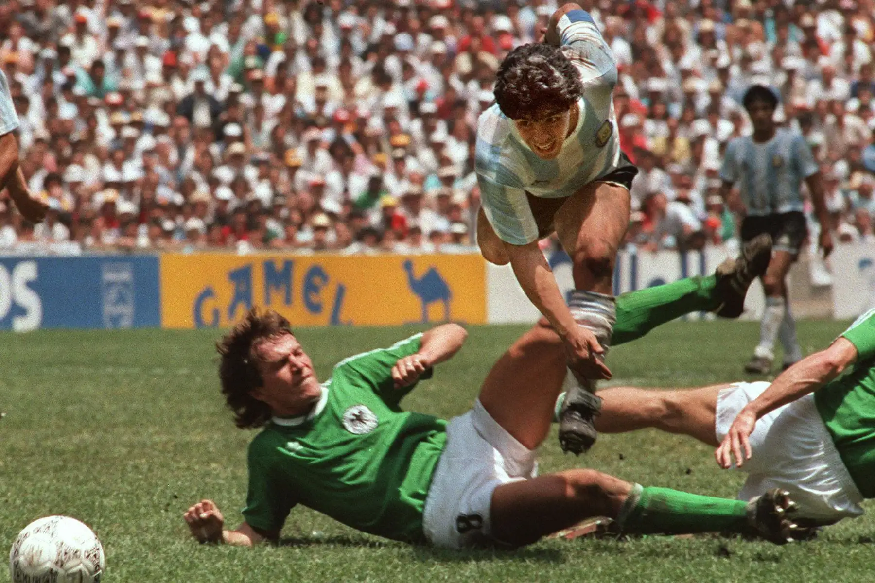 El argentino Diego Maradona disputa el balón en la final de la copa del mundo México 86 ante Alemania. Foto: AFP