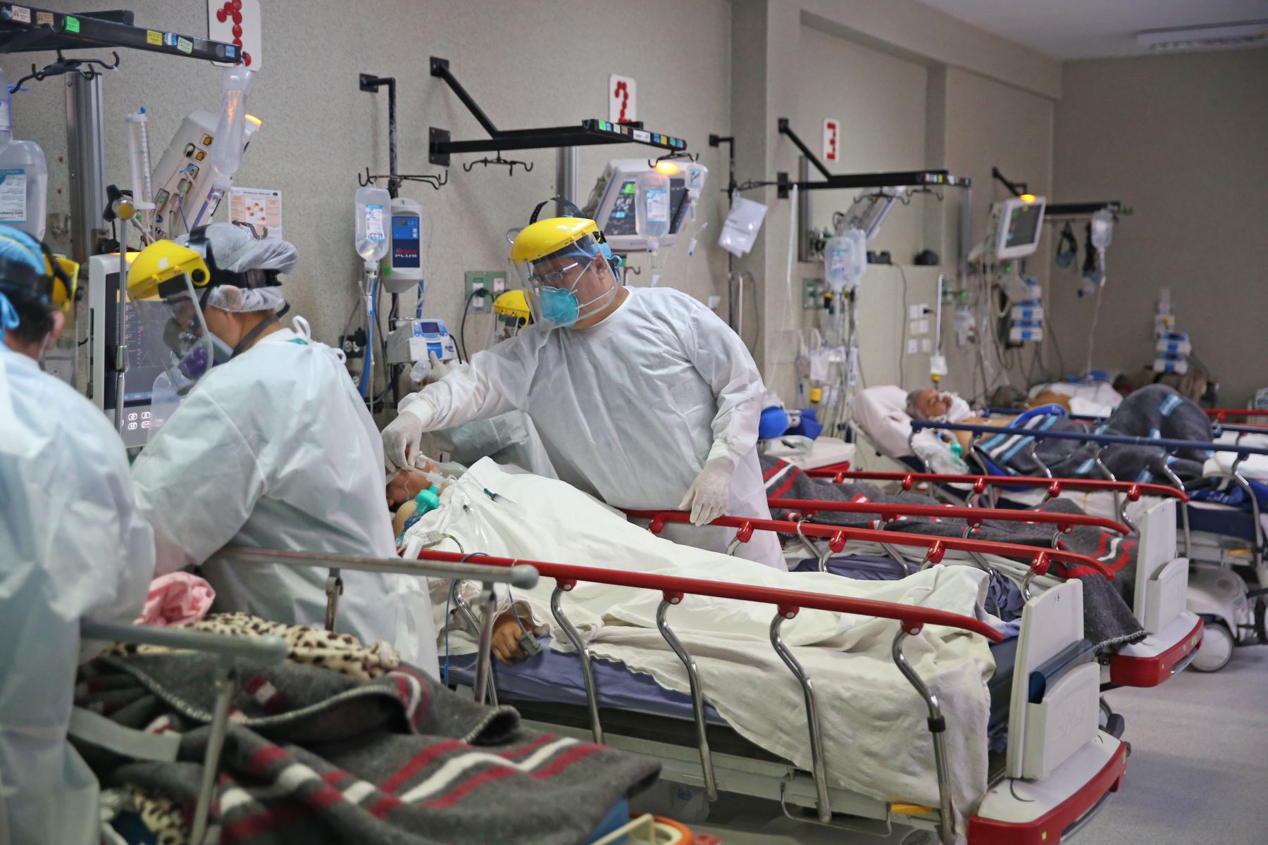 El Minsa informó que a la fecha hay 3,217 pacientes hospitalizados por covid-19, de los cuales 899 se encuentran en unidades de cuidados intensivos (UCI) con ventilación mecánica. ANDINA/Jhonel Rodríguez Robles