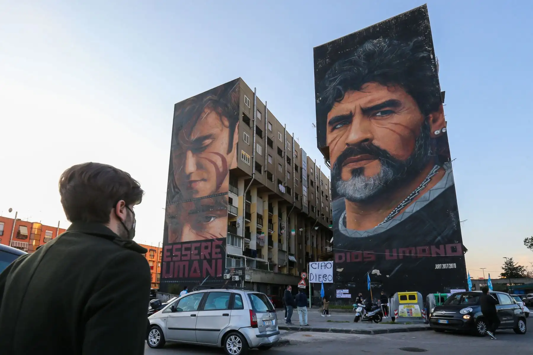 La gente se reúne al pie de un mural de la leyenda del fútbol argentino Diego Maradona en Nápoles, sur de Italia, para llorar su muerte. Foto: AFP