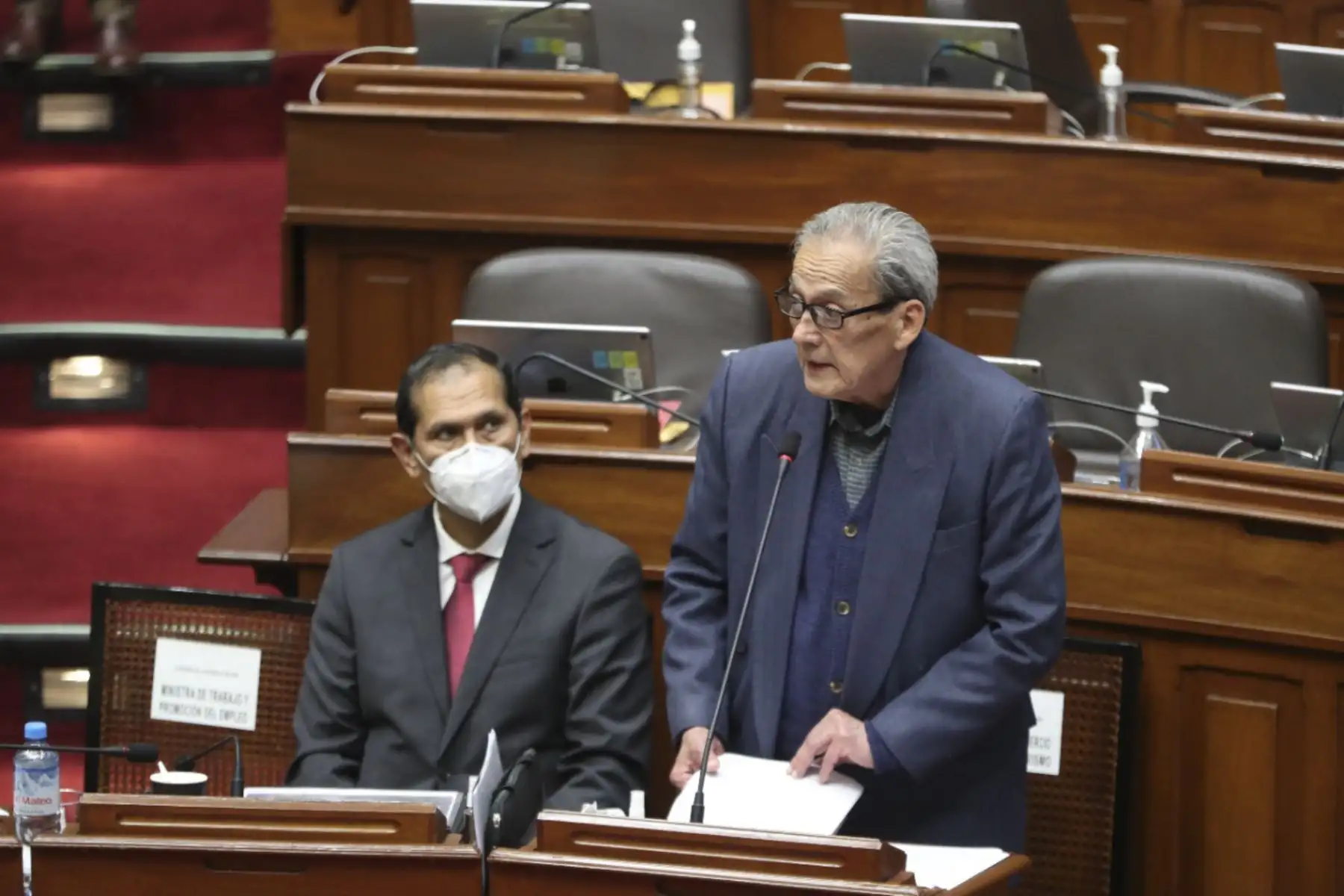 El ministro de Educación, Carlos Gallardo dijo que el presupuesto prevé el aumento del salario docente de la escala mínima, hasta 2,500 soles en marzo y 2,600 en noviembre de 2022, para lo cual se requiere un monto de 571 millones de soles. ANDINA/ Minedu