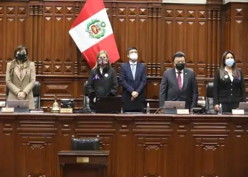 Congreso guardó un minuto de silencio por víctimas de feminicidio.