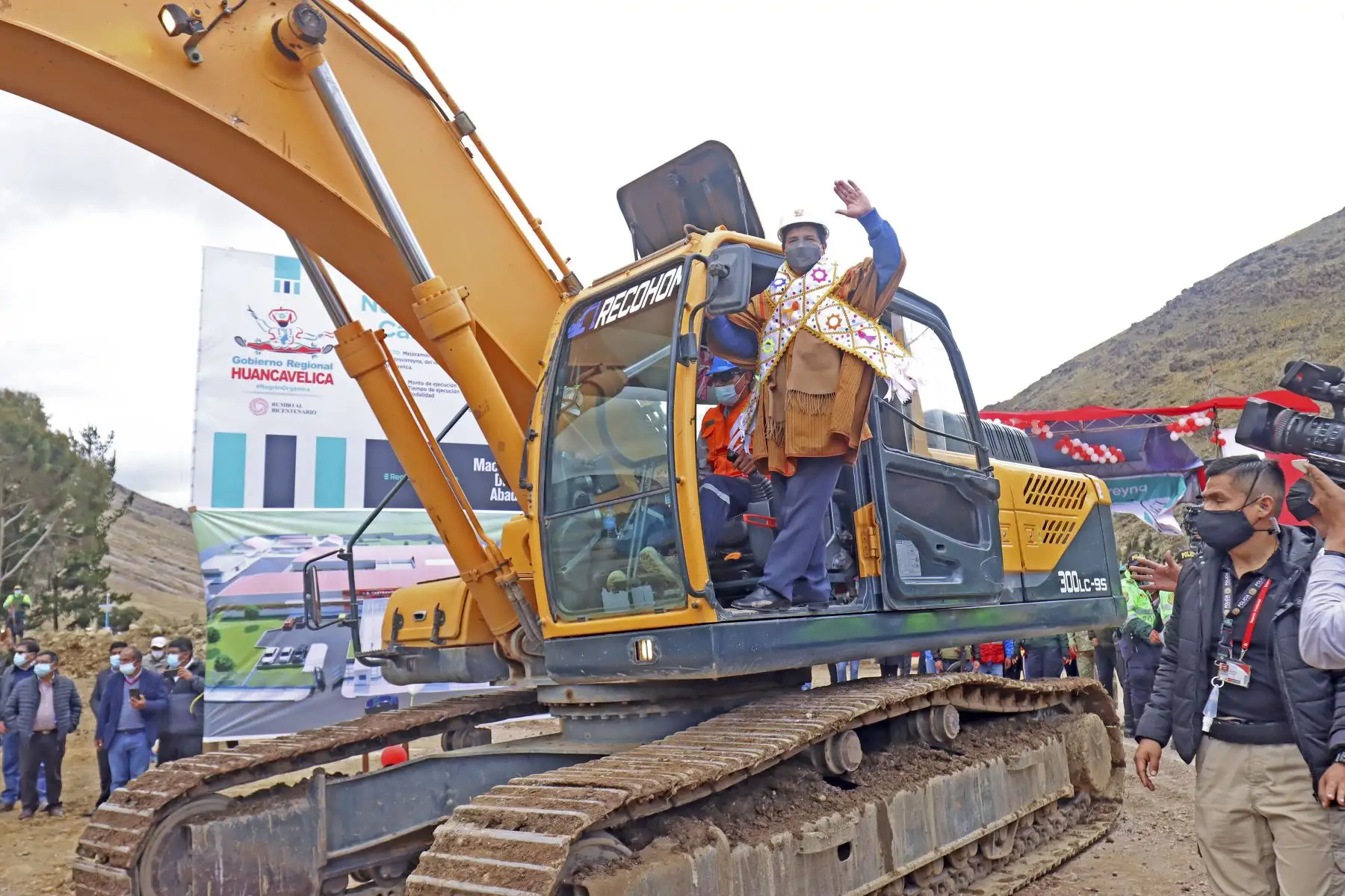 El presidente de la República, Pedro Castillo, visita la región Huancavelica para dar inicio a las obras del nuevo hospital de la provincia de Castrovirreyna. Foto: ANDINA/Prensa Presidencia