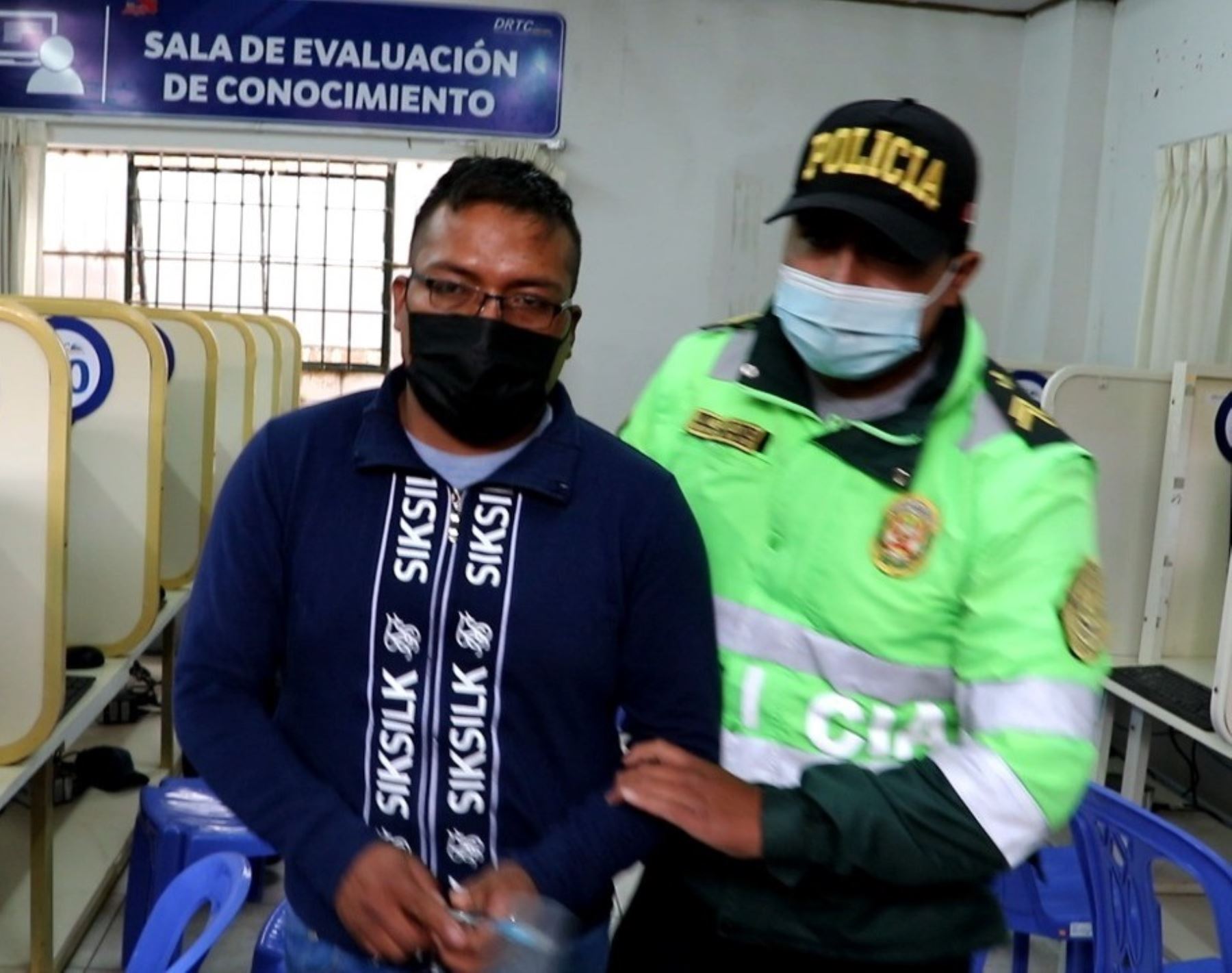 Autoridades de Junín intervienen a dos postulantes al examen para la obtención de la licencia de conducir con dispositivos electrónicos que llevaban escondidos en sus mascarillas.Foto: ANDINA/Difusión.