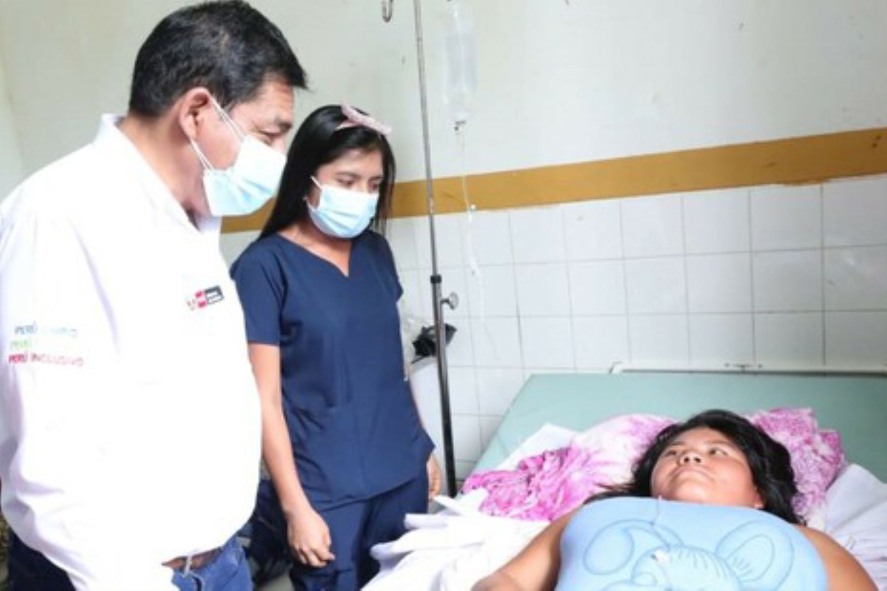 El ministro de Ambiente, Rubén Ramírez, visitó a los heridos del accidente fluvial en el río Gálvez, que se recuperan en el Hospital Regional de Loreto. Foto: ANDINA/Minam.