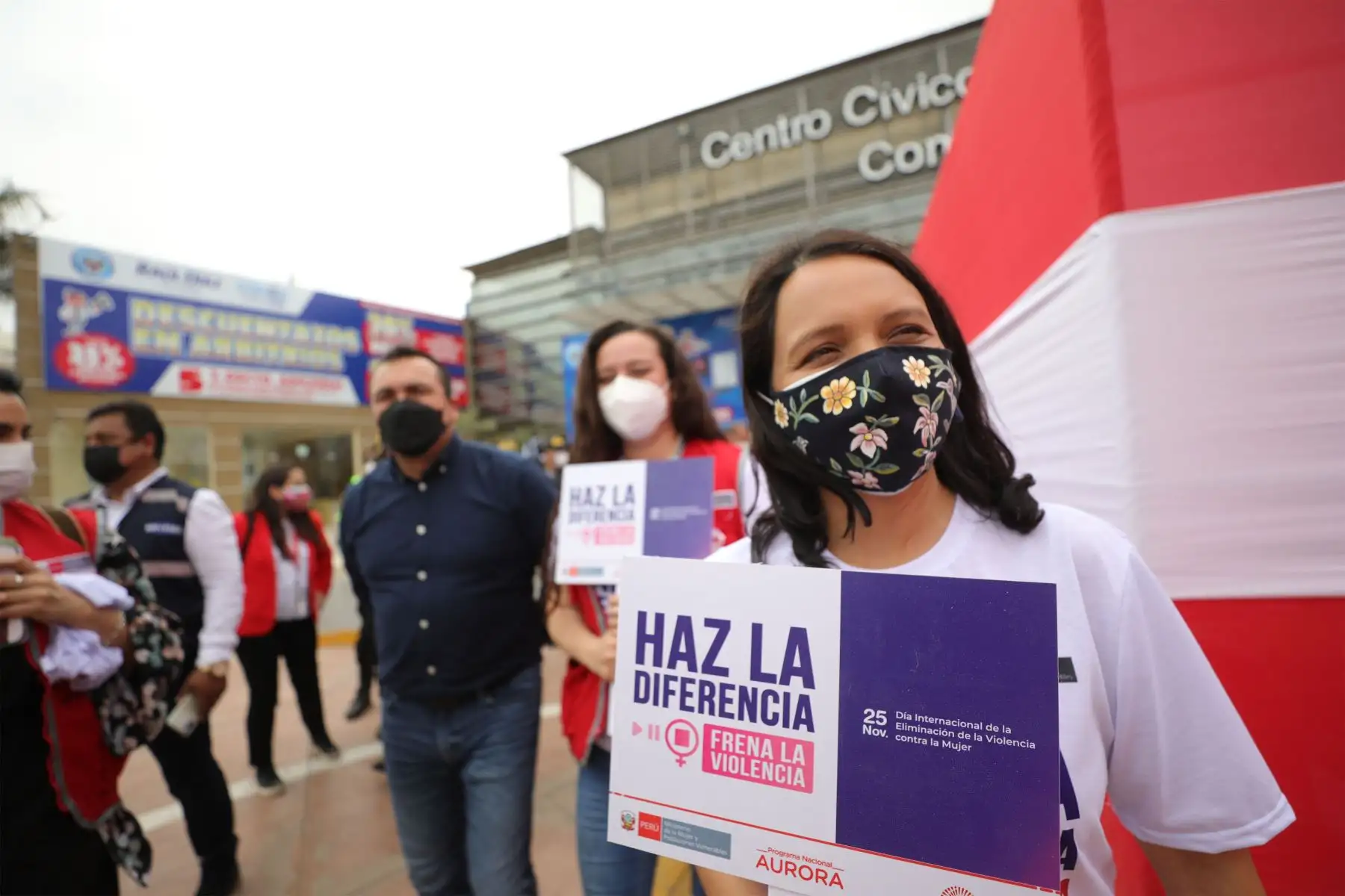 Ministra de la Mujer y Poblaciones Vulnerables, Anahí  Durand, junto al ministro del Interior, Avelino Guillén y organizaciones sociales de mujeres participan en el lanzamiento de la campaña  "Haz la diferencia, frena la violencia" en el marco del Día Internacional de la Eliminación de la Violencia contra la Mujer. 
Foto: Mimp