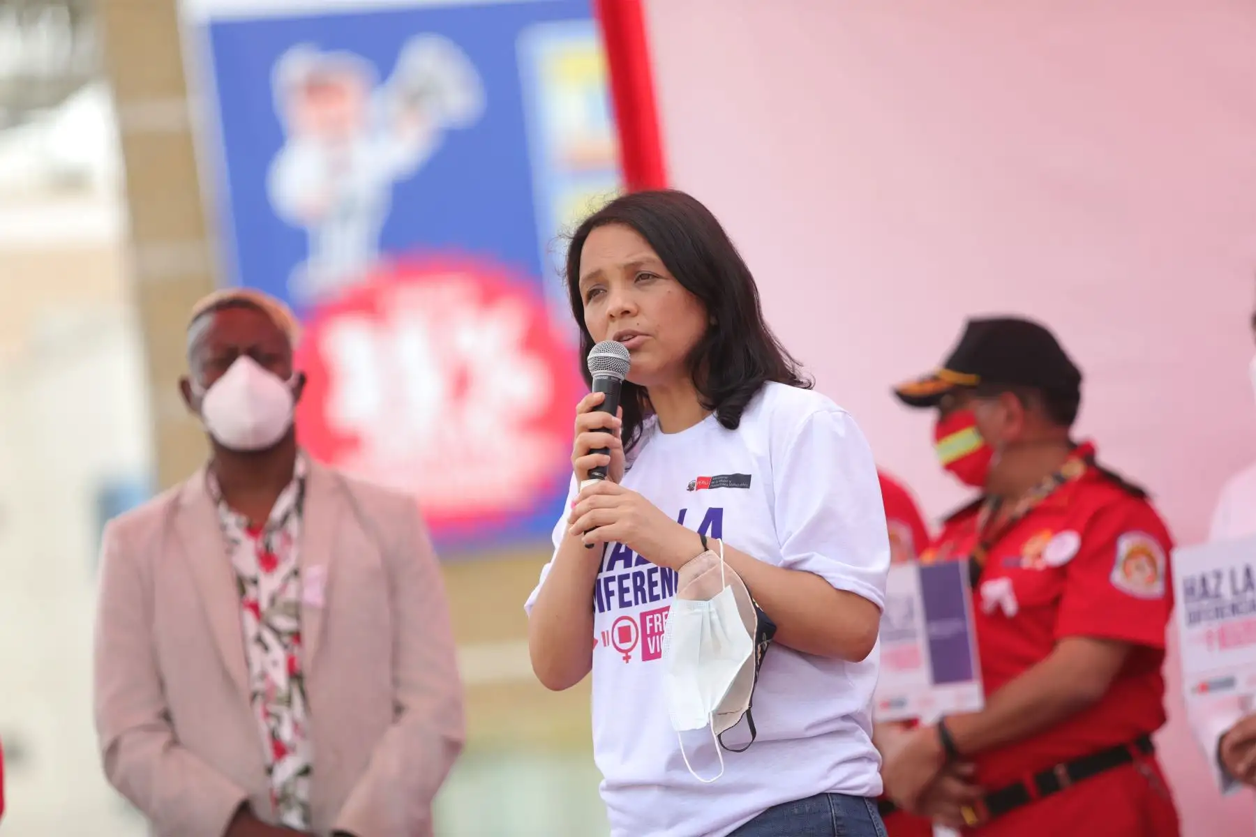 Ministra de la Mujer y Poblaciones Vulnerables, Anahí  Durand, junto al ministro del Interior, Avelino Guillén y organizaciones sociales de mujeres participan en el lanzamiento de la campaña  "Haz la diferencia, frena la violencia" en el marco del Día Internacional de la Eliminación de la Violencia contra la Mujer. 
Foto: Mimp