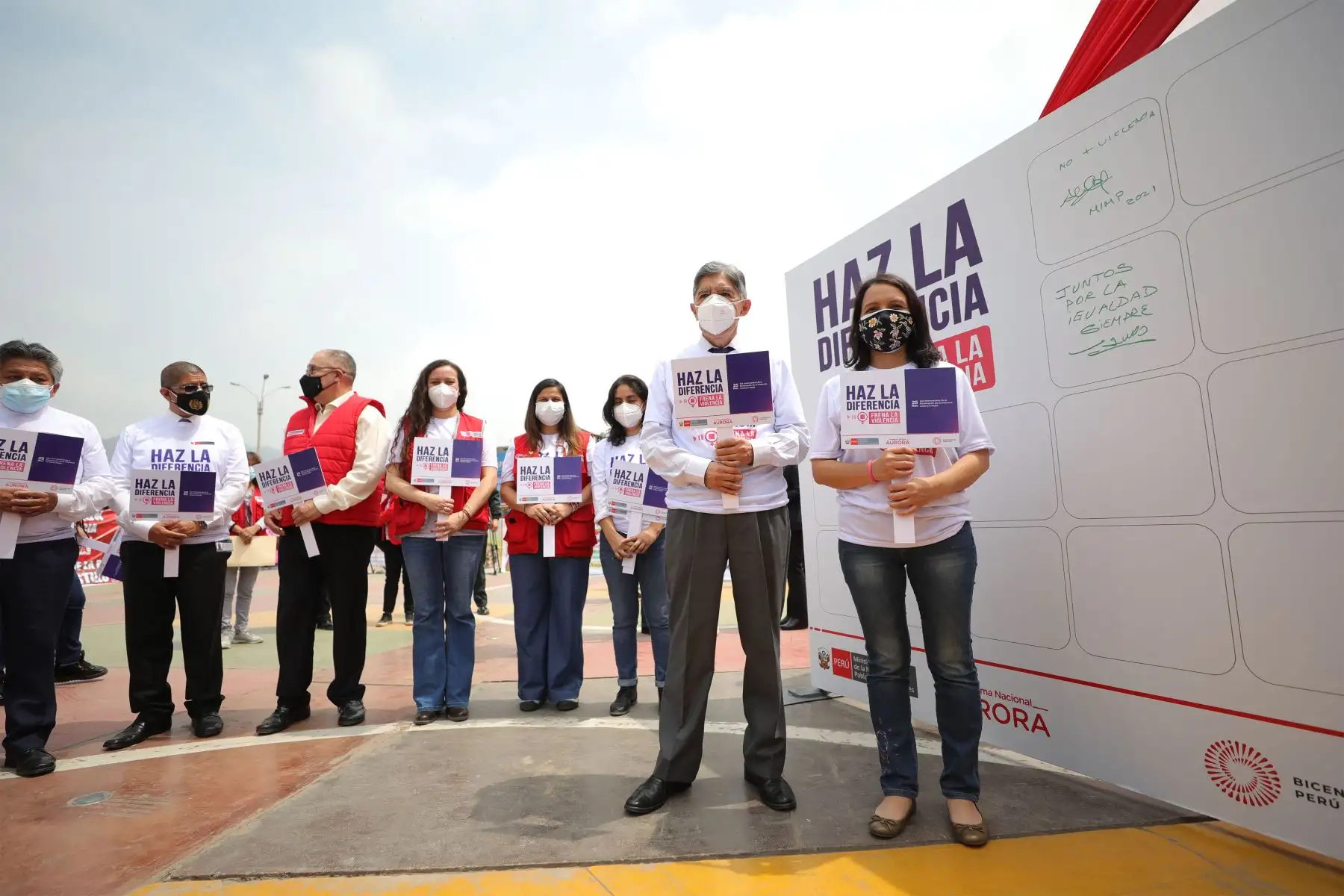 Ministra de la Mujer y Poblaciones Vulnerables, Anahí  Durand, junto al ministro del Interior, Avelino Guillén y organizaciones sociales de mujeres participan en el lanzamiento de la campaña  "Haz la diferencia, frena la violencia" en el marco del Día Internacional de la Eliminación de la Violencia contra la Mujer. 
Foto: Mimp