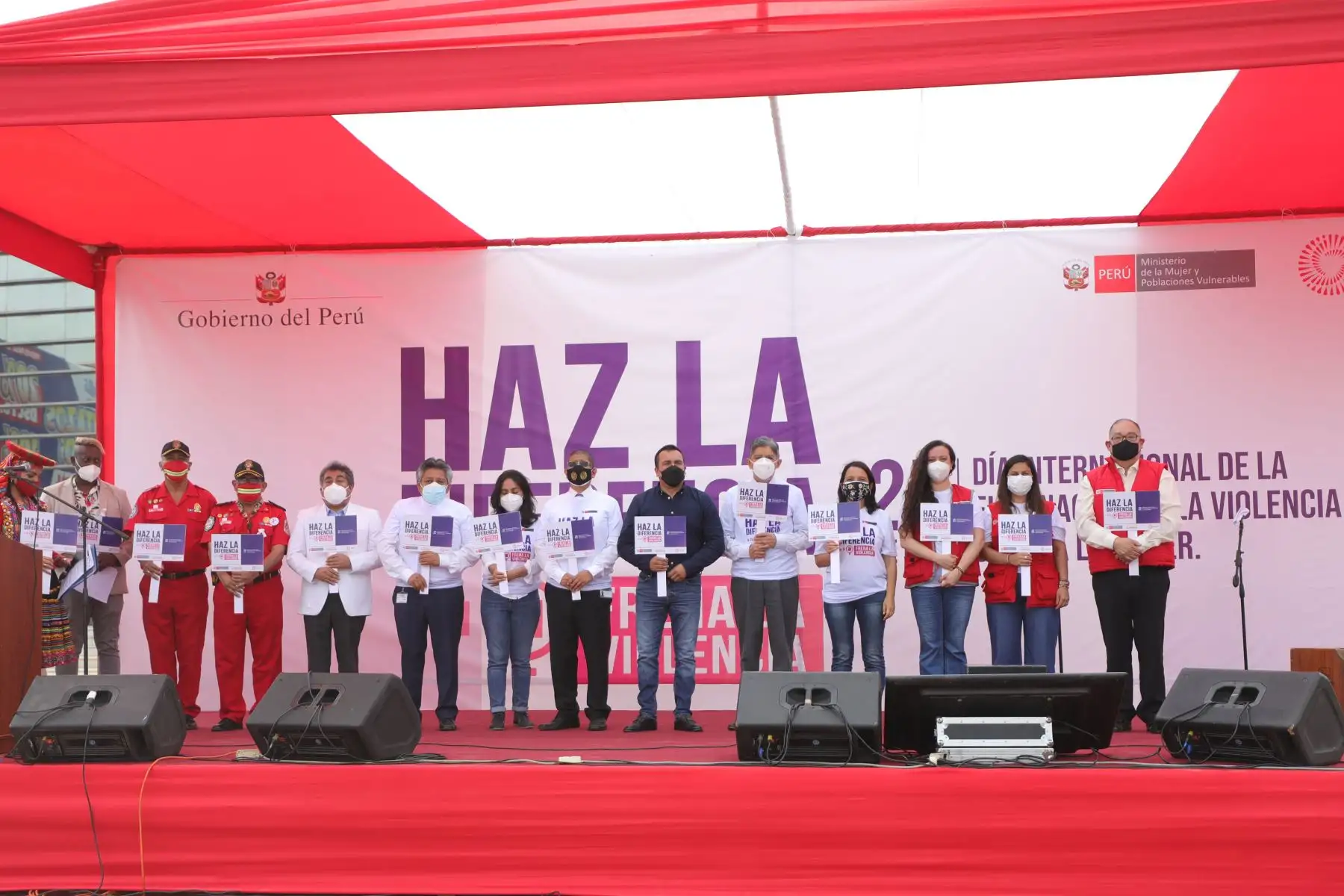 Ministra de la Mujer y Poblaciones Vulnerables, Anahí  Durand, junto al ministro del Interior, Avelino Guillén y organizaciones sociales de mujeres participan en el lanzamiento de la campaña  "Haz la diferencia, frena la violencia" en el marco del Día Internacional de la Eliminación de la Violencia contra la Mujer. 
Foto: Mimp