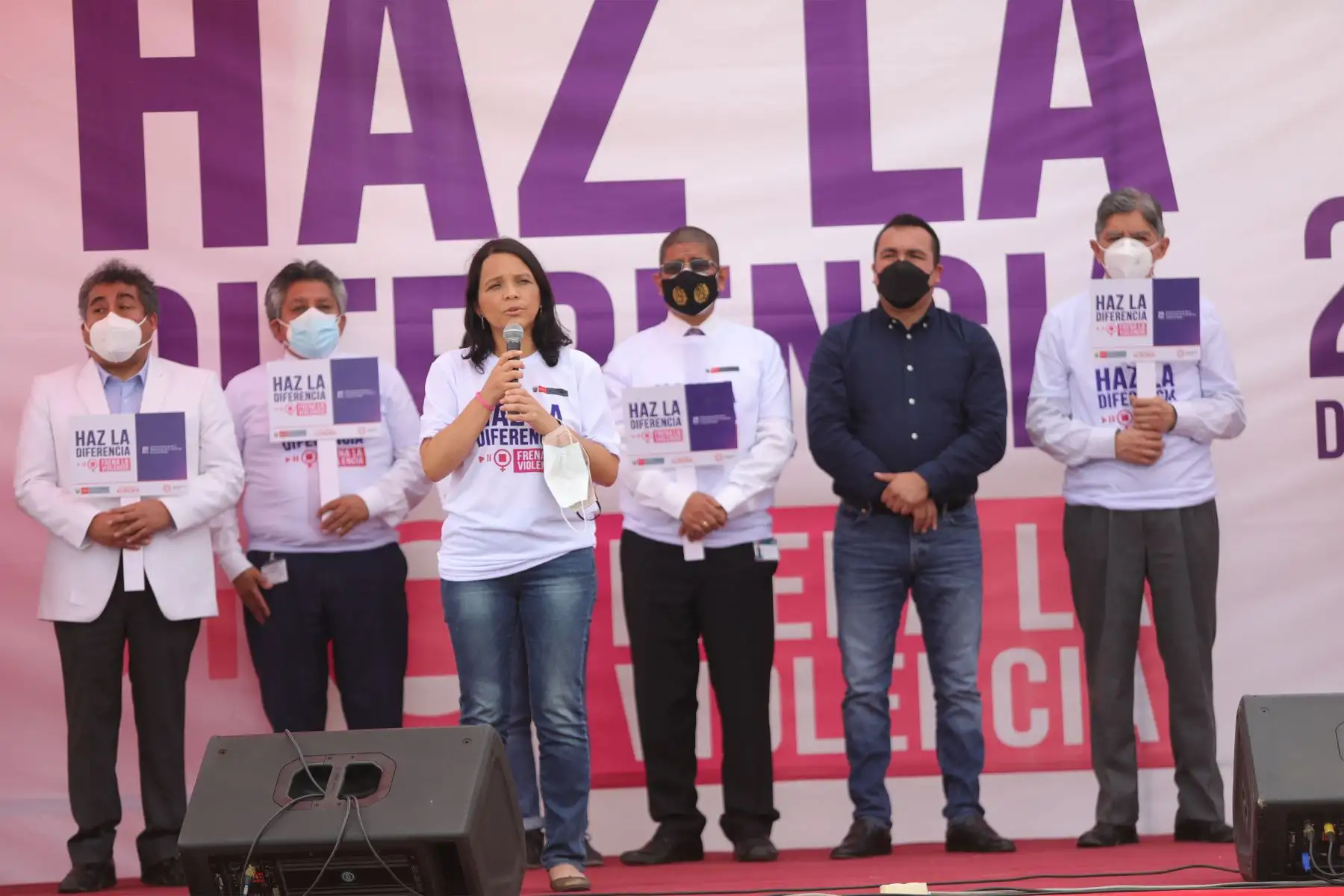 Ministra de la Mujer y Poblaciones Vulnerables, Anahí  Durand, junto al ministro del Interior, Avelino Guillén y organizaciones sociales de mujeres participan en el lanzamiento de la campaña  "Haz la diferencia, frena la violencia" en el marco del Día Internacional de la Eliminación de la Violencia contra la Mujer. 
Foto: Mimp