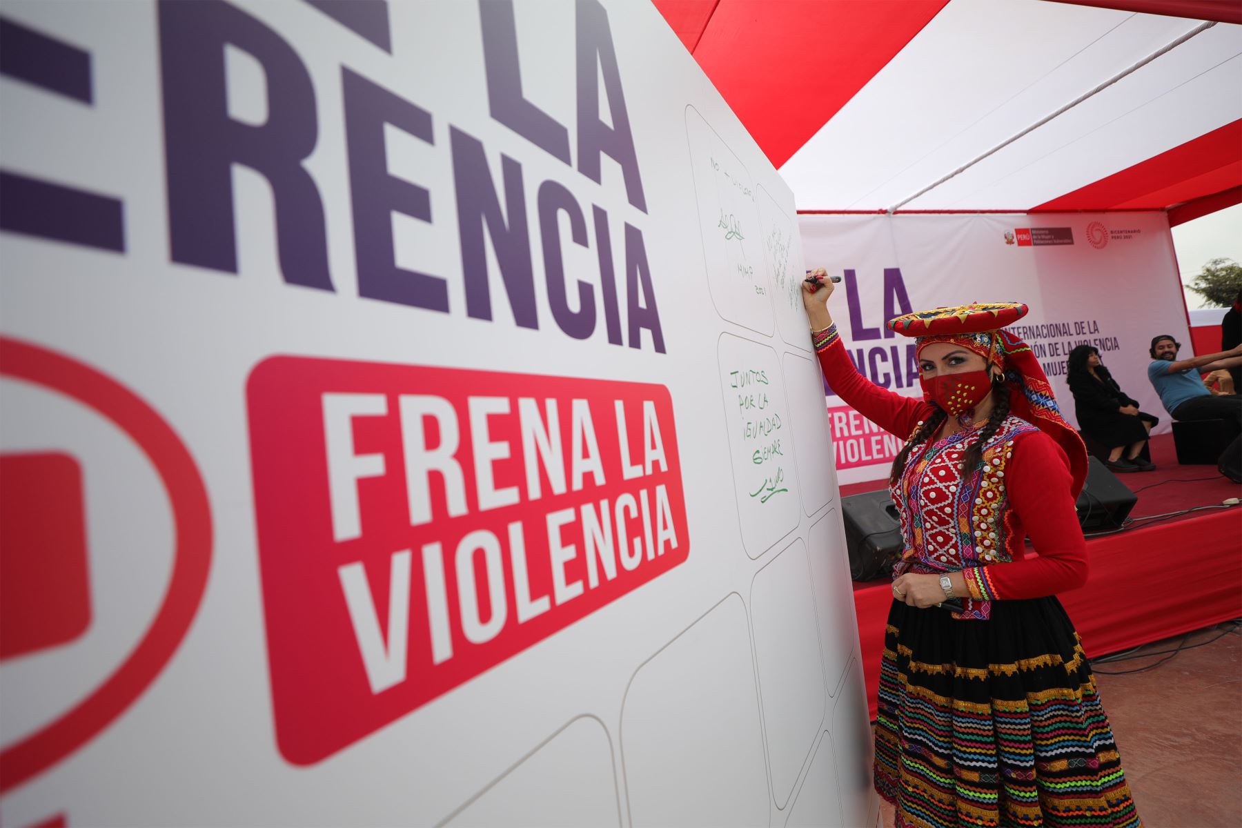 Ministra de la Mujer y Poblaciones Vulnerables, Anahí  Durand, junto al ministro del Interior, Avelino Guillén y organizaciones sociales de mujeres participan en el lanzamiento de la campaña  "Haz la diferencia, frena la violencia" en el marco del Día Internacional de la Eliminación de la Violencia contra la Mujer. 
Foto: Mimp