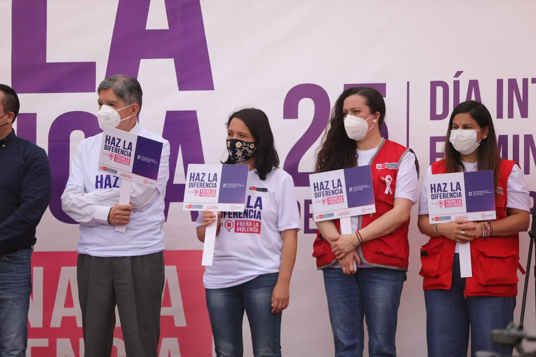 Ministra de la Mujer y Poblaciones Vulnerables, Anahí  Durand, junto al ministro del Interior, Avelino Guillén y organizaciones sociales de mujeres participan en el lanzamiento de la campaña  "Haz la diferencia, frena la violencia" en el marco del Día Internacional de la Eliminación de la Violencia contra la Mujer. 
Foto: Mimp