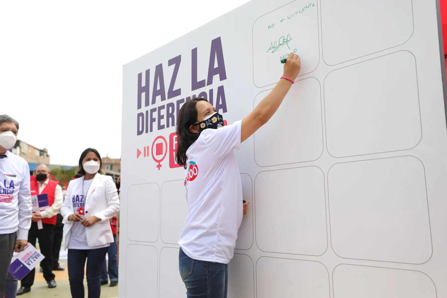Ministra de la Mujer y Poblaciones Vulnerables, Anahí  Durand, junto al ministro del Interior, Avelino Guillén y organizaciones sociales de mujeres participan en el lanzamiento de la campaña  "Haz la diferencia, frena la violencia" en el marco del Día Internacional de la Eliminación de la Violencia contra la Mujer. 
Foto: Mimp