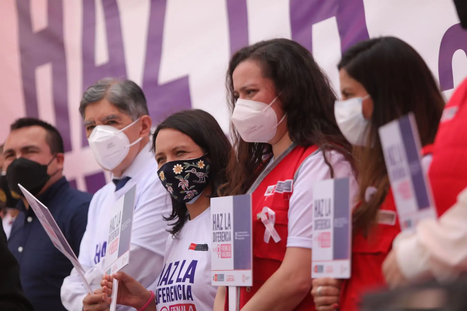 Ministra de la Mujer y Poblaciones Vulnerables, Anahí  Durand, junto al ministro del Interior, Avelino Guillén y organizaciones sociales de mujeres participan en el lanzamiento de la campaña  "Haz la diferencia, frena la violencia" en el marco del Día Internacional de la Eliminación de la Violencia contra la Mujer. 
Foto: Mimp