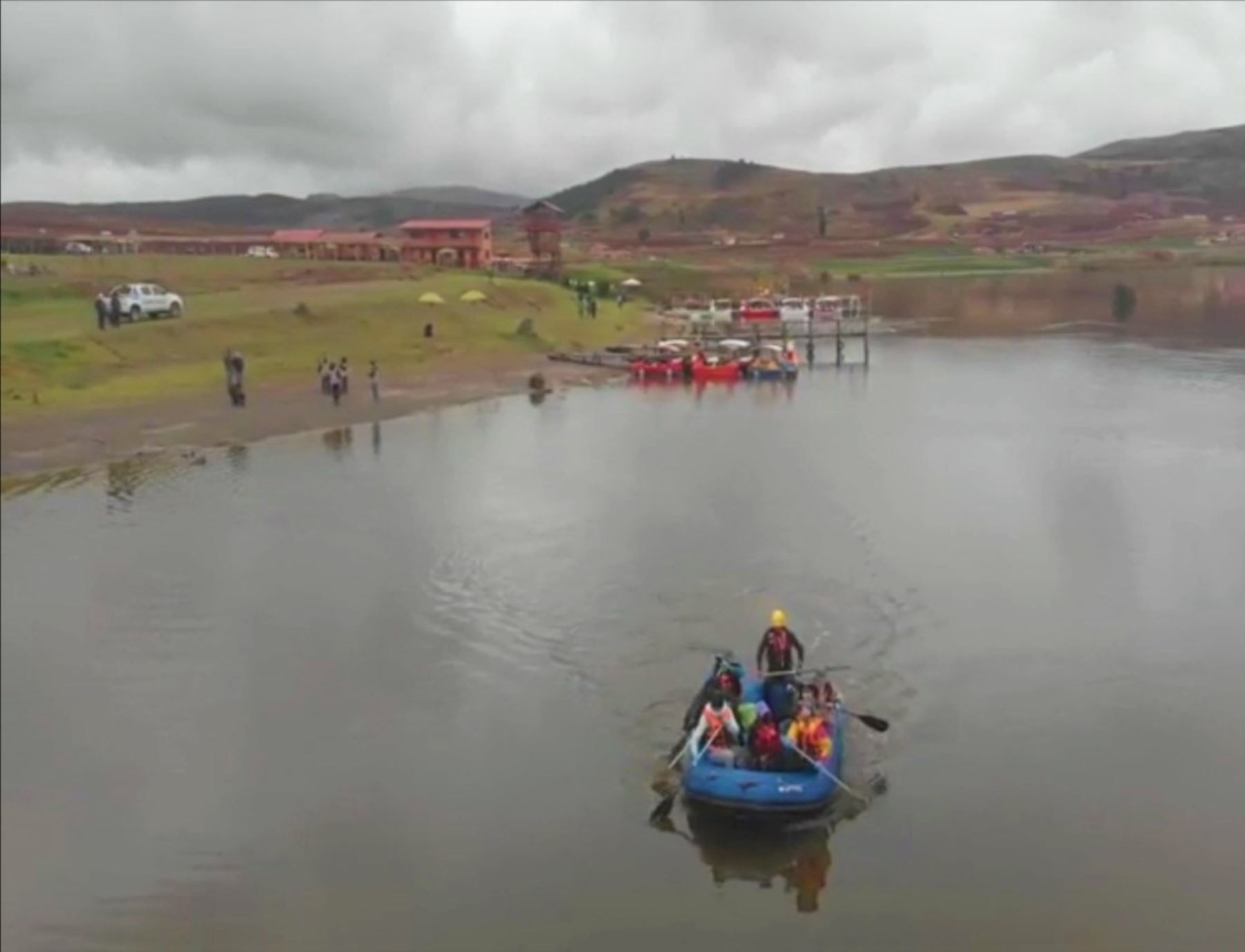 Autoridades y voluntarios retiran cerca de una tonelada de residuos sólidos de la laguna de Huaypo, ubicada en la provincia de Anta, región Cusco. ANDINA/Difusión