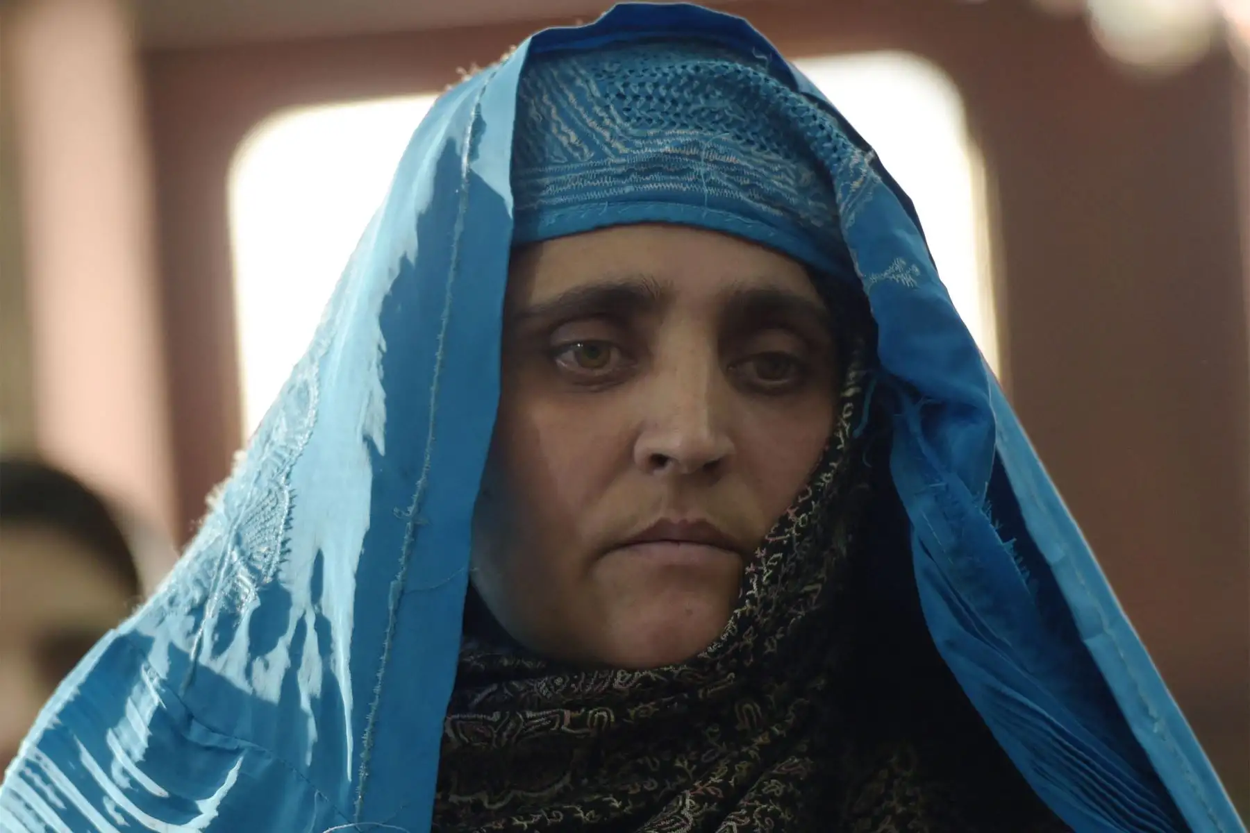 En esta foto de archivo tomada el 9 de noviembre de 2016, la refugiada afgana Sharbat Gula, de 45 años, se reúne con el presidente afgano Ashraf Ghani en el Palacio Presidencial en Kabul. Sharbat Gula, la mujer afgana de ojos verdes inmortalizada hace décadas en una portada de National Geographic, ha sido evacuada a Italia.
Foto: AFP