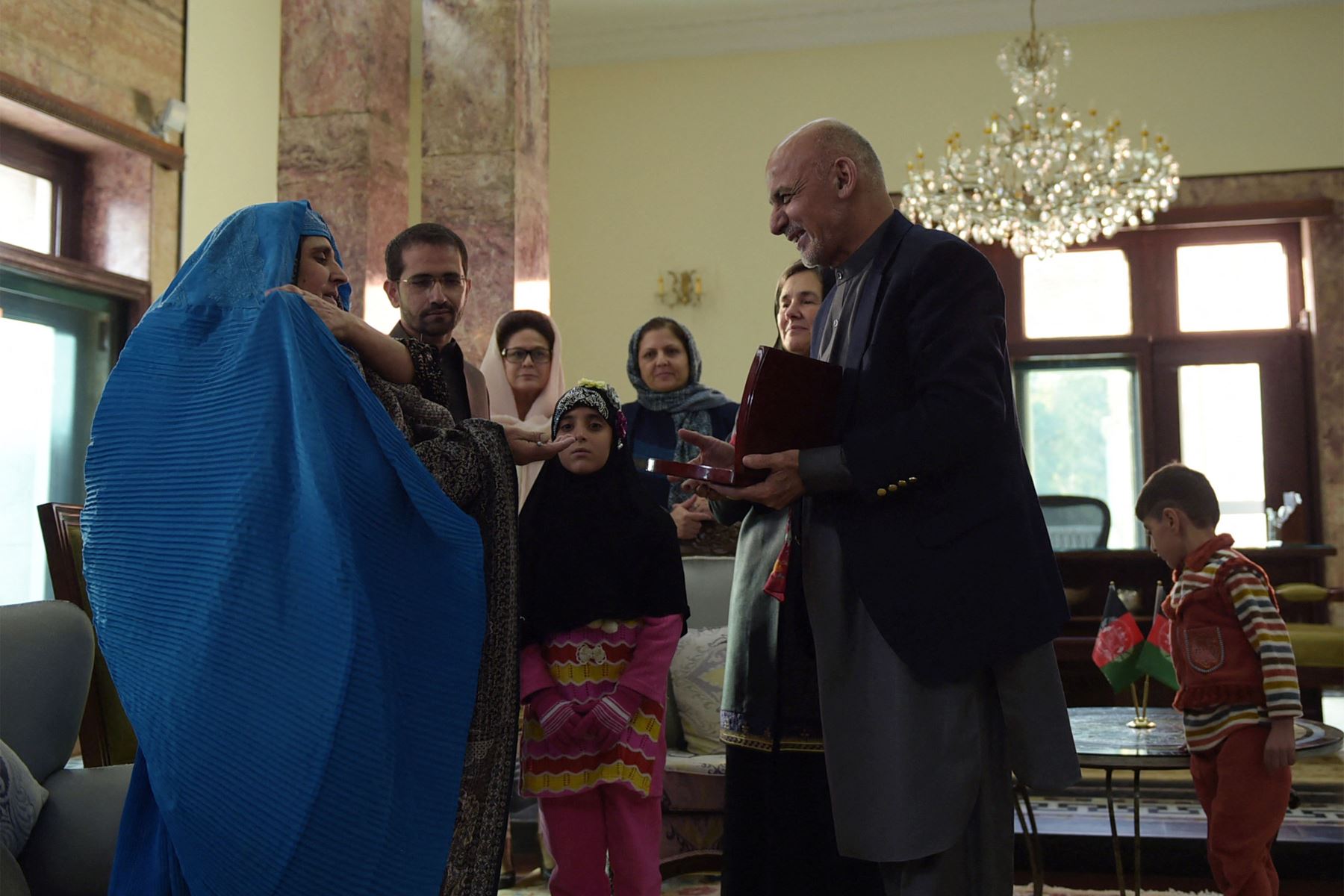 En esta foto de archivo tomada el 9 de noviembre de 2016, la refugiada afgana Sharbat Gula, de 45 años, se reúne con el presidente afgano Ashraf Ghani en el Palacio Presidencial en Kabul. Sharbat Gula, la mujer afgana de ojos verdes inmortalizada hace décadas en una portada de National Geographic, ha sido evacuada a Italia.
Foto: AFP