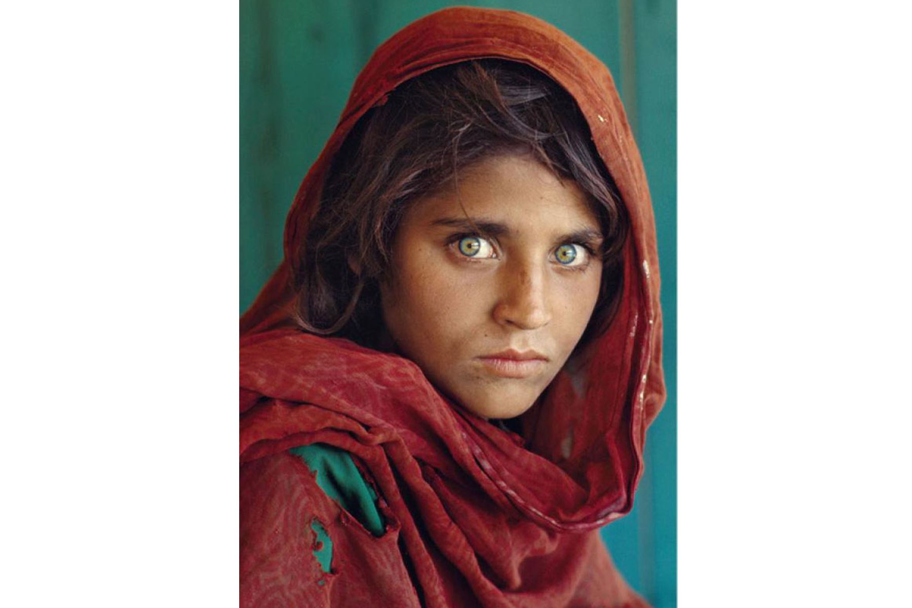 Imagen histórica tomada a la niña afgana Sharbat Gula . La imagen es inmortalizada por el fotógrafo estadounidense Steve McCurry y fue portada  en  la revista  National Geographic en 1985.
Foto: Steve McCurry / National Geographic