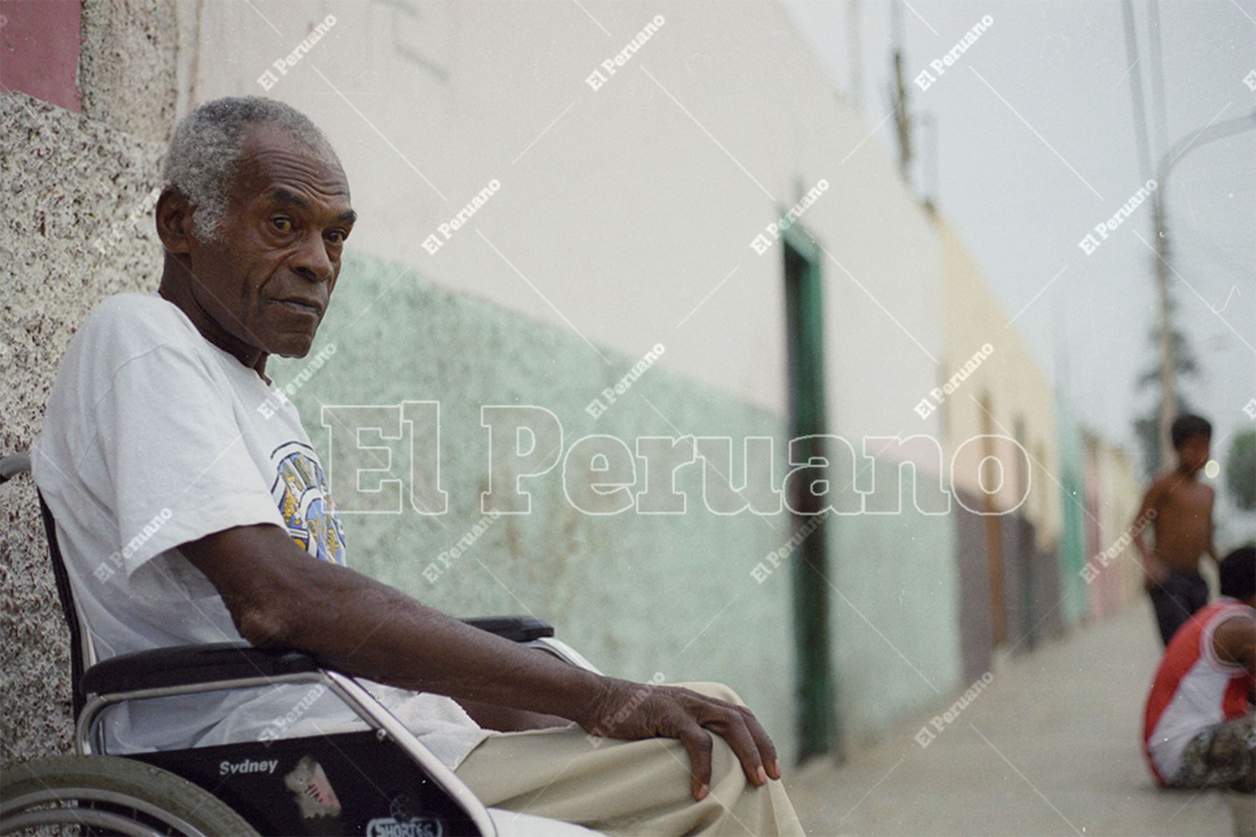 Chincha - 2002 / Amador Ballumbrosio en su distrito natal de El Carmen. 
Foto: Archivo Histórico de El Peruano