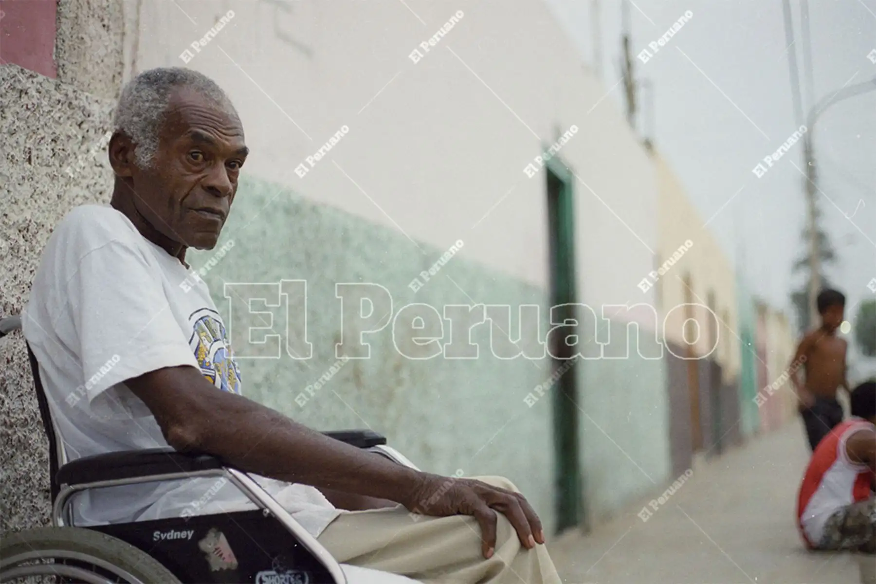 Chincha - 2002 / Amador Ballumbrosio en su distrito natal de El Carmen. 
Foto: Archivo Histórico de El Peruano