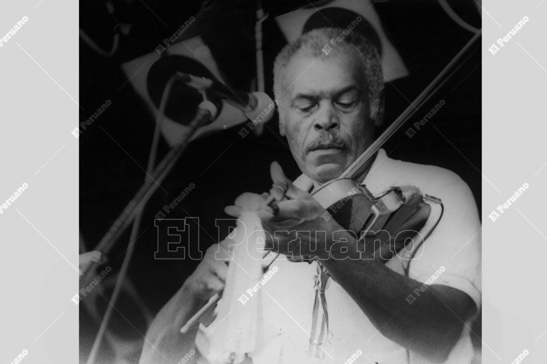 Lima - 27 enero 1993 / Amador Ballumbrosio, uno de los máximos representantes de la música y el baile afroperuanos. 
Foto: Archivo histórico de El Peruano.