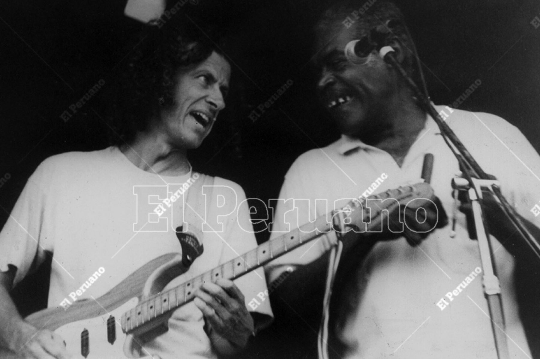 Lima - década 1990 / Miki González y Amador Ballumbrosio en concierto. 
Foto: Archivo Histórico de El Peruano