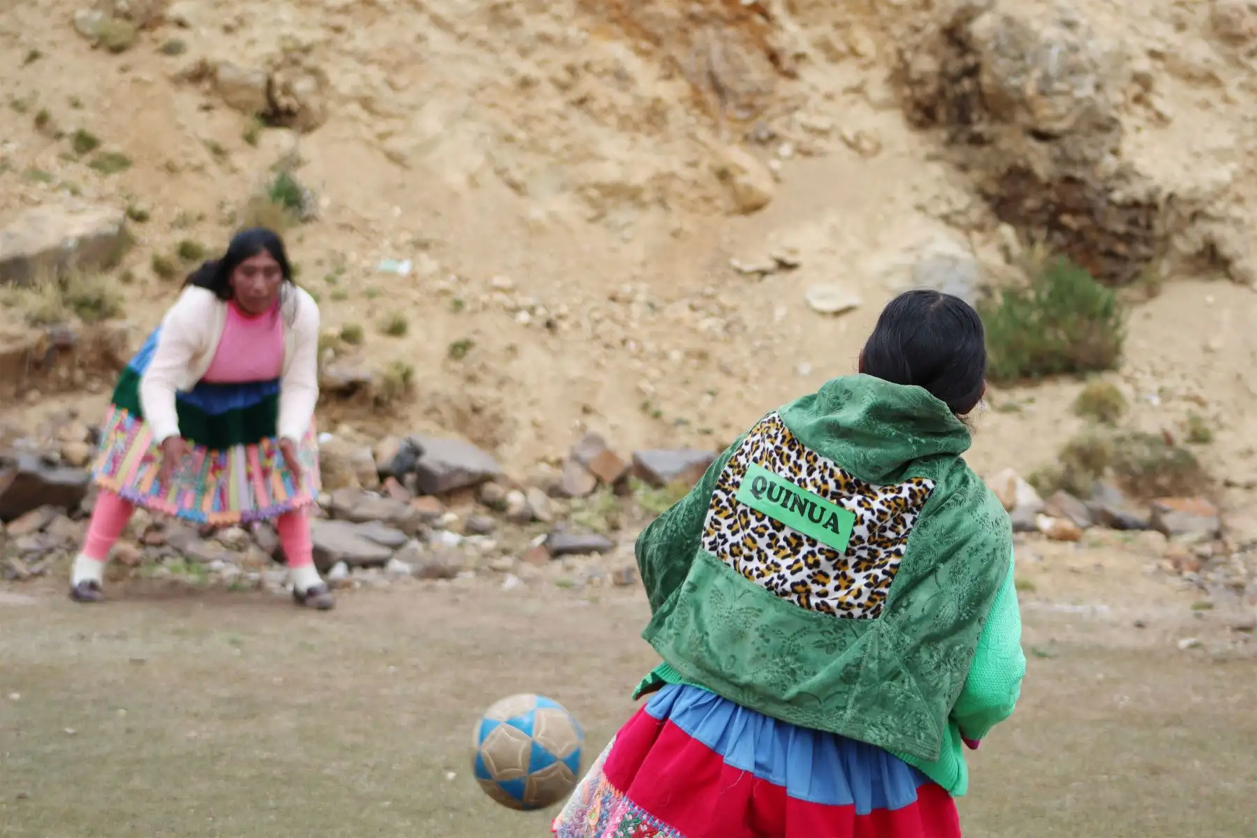 Más de 70 usuarias del programa Juntos, del Midis que residen en la comunidad de Llillinta,  provincia de Huaytará en Huancavelica, participaron en una actividad de sensibilización para la prevención de la anemia que cerró con una jornada deportiva de fulbito femenino denominado La copa de hierro.
Foto: Juntos Huancavelica