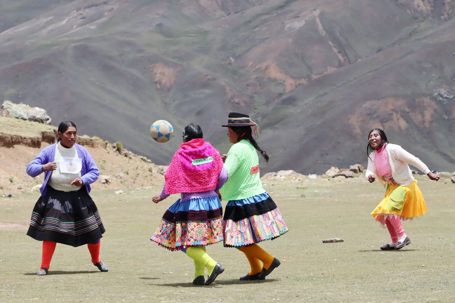 Más de 70 usuarias del programa Juntos, del Midis que residen en la comunidad de Llillinta,  provincia de Huaytará en Huancavelica, participaron en una actividad de sensibilización para la prevención de la anemia que cerró con una jornada deportiva de fulbito femenino denominado La copa de hierro.
Foto: Juntos Huancavelica
