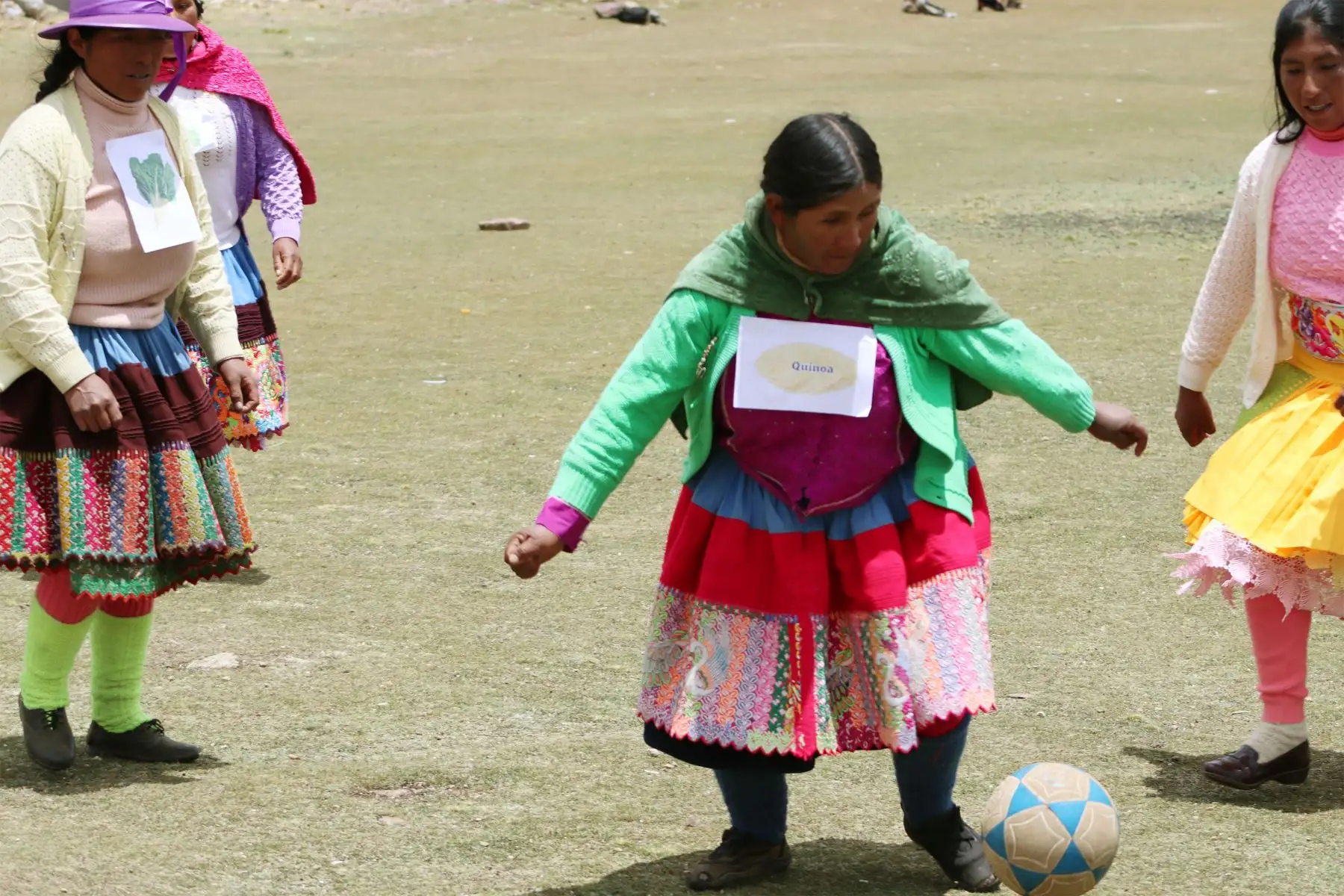 Más de 70 usuarias del programa Juntos, del Midis que residen en la comunidad de Llillinta,  provincia de Huaytará en Huancavelica, participaron en una actividad de sensibilización para la prevención de la anemia que cerró con una jornada deportiva de fulbito femenino denominado La copa de hierro.
Foto: Juntos Huancavelica
